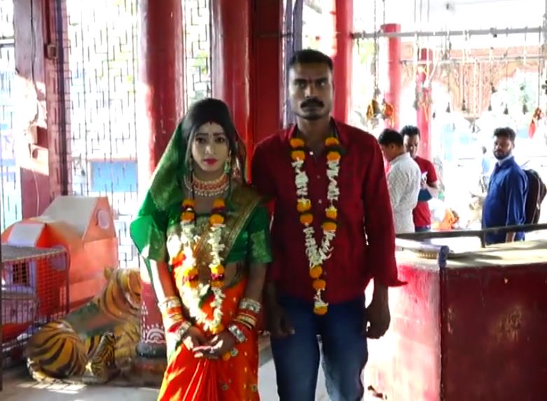  ଏହି ସାଧାରଣ ପୁରୁଷ ଓ କିନ୍ନର ବିଧିବଦ୍ଧ ଭାବେ ପରସ୍ପରକୁ ବିବାହ କରିଛନ୍ତି ।