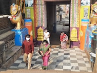 ଲିଙ୍ଗରାଜ ମନ୍ଦିରରେ ଦିଅଁ ଦର୍ଶନ ଚାଲିଛି; ଭାବ ବିହ୍ୱଳ ହୋଇଯାଉଛନ୍ତି ଅନେକ ଭକ୍ତ