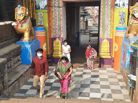 ଲିଙ୍ଗରାଜ ମନ୍ଦିରରୁ ଦର୍ଶନ ପରେ ବାହାରୁଛନ୍ତି କେତେକ ଭକ୍ତ ।