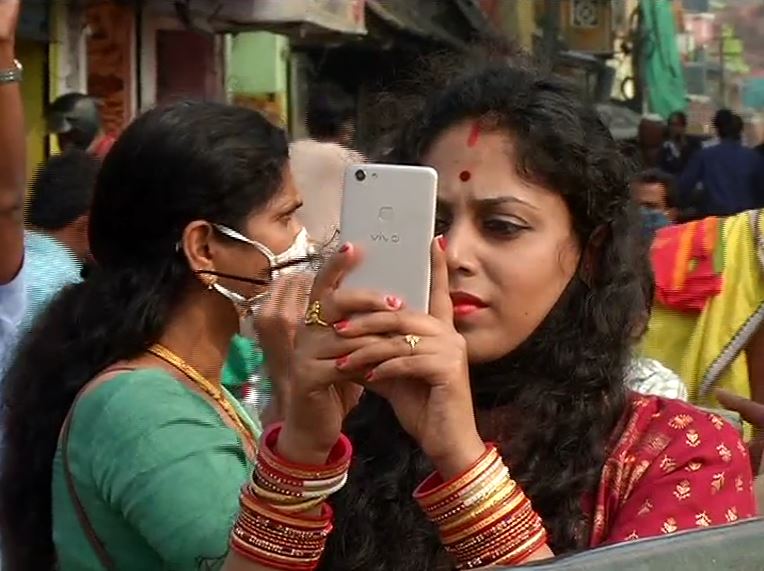  ଅନେକ ଭକ୍ତ ଦୂରରୁ ଶ୍ରୀମନ୍ଦିରର ଫଟୋ ନେଉଥିବା ଦେଖାଯାଉଛି ।