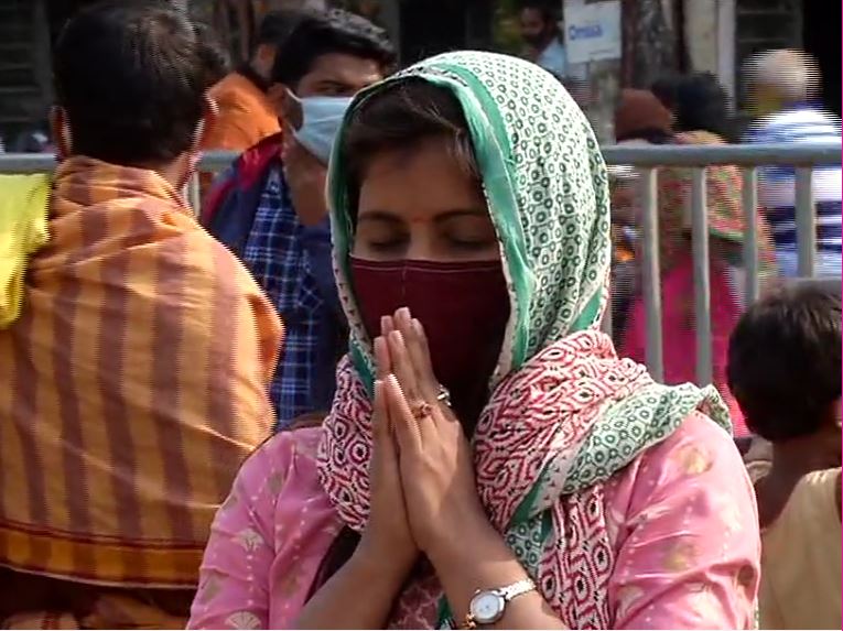  ଶହ ଶହ ଭକ୍ତ ସିଂହଦ୍ୱାର ବାହାରେ ଠିଆ ହୋଇ ମହାପ୍ରଭୁଙ୍କୁ ପ୍ରଣାମ କରୁଛନ୍ତି । ହେଲେ ଏବେ ମନ୍ଦିର ଭିତରକୁ ଭକ୍ତଙ୍କ ପ୍ରବେଶ ପାଇଁ ଥିବା ପ୍ରତୀକ୍ଷାର ଅନ୍ତ ହେବା ଆରମ୍ଭ ହୋଇଛି ।