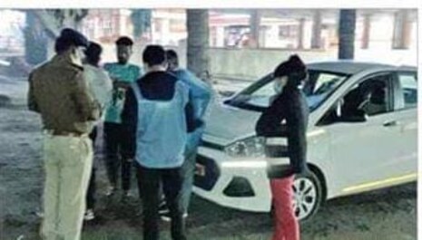 ପୁରୀରେ ରାତିଅଧିଆ ‘ପ୍ରେମ’: ରେଳ ଅଧିକାରୀଙ୍କ କାରରୁ ବଙ୍ଗୀୟ ଯୁବତୀଙ୍କ ସହ ଧରା ପଡ଼ିଲେ ୪ ଯୁବକ