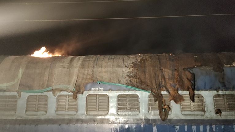 କୋଭିଡ୍ ରୋଗୀମାନଙ୍କ ପାଇଁ ପୃଥକବାସ କେନ୍ଦ୍ର ହୋଇଥିଲା ଟ୍ରେନର ଏକ ବଗି । ବୁଧବାର (ଡିସେମ୍ବର ୧୬) ସନ୍ଧ୍ୟାରେ ସେହି ବଗି ଉପରେ ଚଢ଼ି ସେଲଫି ନେଉଥିଲେ କେତେକ ସ୍ଥାନୀୟ ବାଳକ। କୋଭିଡ୍ ରୋଗୀମାନଙ୍କ ପାଇଁ ପୃଥକବାସ କେନ୍ଦ୍ର ହୋଇଥିଲା ଟ୍ରେନର ଏକ ବଗି । ବୁଧବାର (ଡିସେମ୍ବର ୧୬) ସନ୍ଧ୍ୟାରେ ସେହି ବଗି ଉପରେ ଚଢ଼ି ସେଲଫି ନେଉଥିଲେ କେତେକ ସ୍ଥାନୀୟ ବାଳକ।