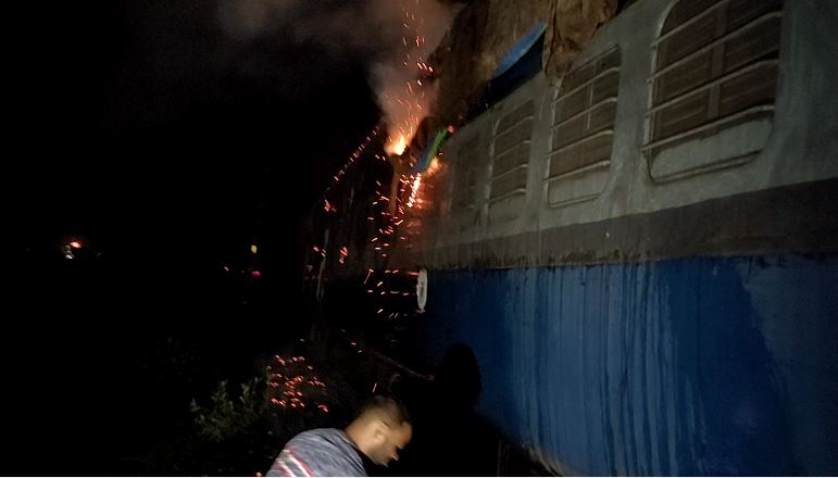 ବଗି ଉପରେ ଯାଇଥିବା ୨୫,୦୦୦ ଭୋଲ୍ଟର ବିଜୁଳି ତାର ସଂସ୍ପର୍ଶରେ ଆସିଥିଲା ସେମାନଙ୍କ ମଧ୍ୟରୁ ଜଣେ ବାଳକ । ତା’ ଦେହରେ ନିଆଁ ଲାଗିଯାଇଥିଲା ଓ ସେ ସମ୍ପୂର୍ଣ୍ଣ ଜଳି ଯାଇଥିଲା । ବଗି ଉପରେ ଯାଇଥିବା ୨୫,୦୦୦ ଭୋଲ୍ଟର ବିଜୁଳି ତାର ସଂସ୍ପର୍ଶରେ ଆସିଥିଲା ସେମାନଙ୍କ ମଧ୍ୟରୁ ଜଣେ ବାଳକ । ତା’ ଦେହରେ ନିଆଁ ଲାଗିଯାଇଥିଲା ଓ ସେ ସମ୍ପୂର୍ଣ୍ଣ ଜଳି ଯାଇଥିଲା ।