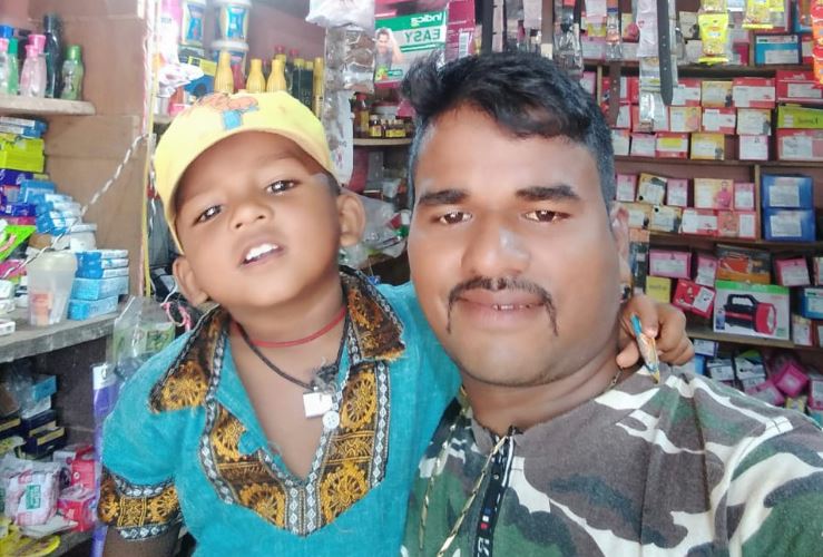 ଗତ କିଛିଦିନ ତଳେ ସେହି ପଡ଼ୋଶୀ ଘରର ଜଣେ ମହିଳା ଶିଶୁଟିକୁ ଜୀବନରେ ମାରି ଦେବାକୁ ଜୟନ୍ତଙ୍କ ପରିବାର ଲୋକଙ୍କୁ ଧମକ ଚମକ ଦେଇଥିଲେ ବୋଲି ଅଭିଯୋଗ ହୋଇଛି । (ଶିଶୁ ଓ ତା’ ବାପା ଜୟନ୍ତ ସାହୁଙ୍କ ଆଲବମରୁ ଏହି ଫଟୋ) ଗତ କିଛିଦିନ ତଳେ ସେହି ପଡ଼ୋଶୀ ଘରର ଜଣେ ମହିଳା ଶିଶୁଟିକୁ ଜୀବନରେ ମାରି ଦେବାକୁ ଜୟନ୍ତଙ୍କ ପରିବାର ଲୋକଙ୍କୁ ଧମକ ଚମକ ଦେଇଥିଲେ ବୋଲି ଅଭିଯୋଗ ହୋଇଛି । (ଶିଶୁ ଓ ତା’ ବାପା ଜୟନ୍ତ ସାହୁଙ୍କ ଆଲବମରୁ ଏହି ଫଟୋ)