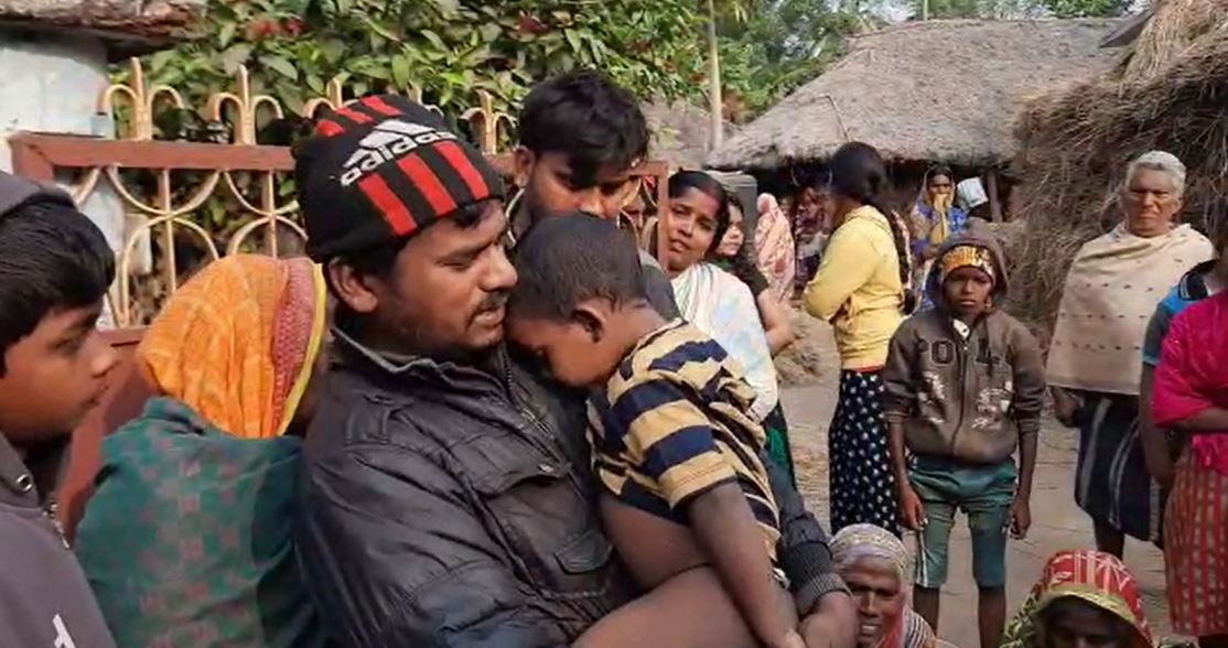 ଆୟୁଷର ବାପା ଜୟନ୍ତ ସାହୁ ଅଭିଯୋଗ କରିଛନ୍ତି ଯେ ପୁର୍ବ ଶତୃତାକୁ କେନ୍ଦ୍ର କରି ତାଙ୍କ ତାଙ୍କ ପଡୋଶୀ ଶିଶୁଟିକୁ ଗାଁ ଦାଣ୍ଡରୁ ଟେକି ନେଇ ହତ୍ୟା କରି ଭୋର୍ ସେହି କୂଅ ଭିତରେ ଫିଙ୍ଗି ଦେଇଛନ୍ତି । ଆୟୁଷର ବାପା ଜୟନ୍ତ ସାହୁ ଅଭିଯୋଗ କରିଛନ୍ତି ଯେ ପୁର୍ବ ଶତୃତାକୁ କେନ୍ଦ୍ର କରି ତାଙ୍କ ତାଙ୍କ ପଡୋଶୀ ଶିଶୁଟିକୁ ଗାଁ ଦାଣ୍ଡରୁ ଟେକି ନେଇ ହତ୍ୟା କରି ଭୋର୍ ସେହି କୂଅ ଭିତରେ ଫିଙ୍ଗି ଦେଇଛନ୍ତି ।