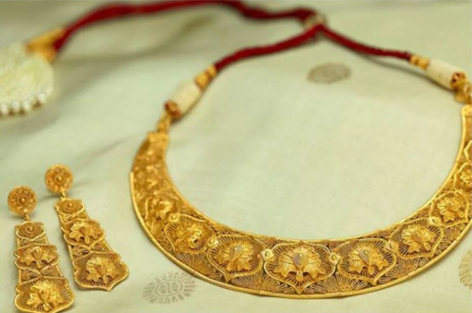 ଦିଲ୍ଲୀର ସରଫା ମାର୍କେଟରେ (Gold price in delhi) ମଙ୍ଗଳବାର ଦିନ ସୁନା ଓ ରୂପା ଦରରେ ତୀବ୍ର ବୃଦ୍ଧି ଘଟିଛି । ବିଶ୍ୱ ବଜାର ଶକ୍ତିଶାଳୀ ହେବା ଓ ଟଙ୍କାର ଶକ୍ତି ହ୍ରାସ ଯୋଗୁଁ ସୁନା ୧୦ ଗ୍ରାମ ପ୍ରତି ୫୧୪ ଟଙ୍କା ବୃଦ୍ଧି ପାଇ ୪୮,୮୪୭ ଟଙ୍କାରେ ପହଞ୍ଚିଛି । HDFC ସିକ୍ୟୁରିଟିଜ୍ ଦ୍ୱାରା ପ୍ରଦାନ କରାଯାଇଥିବା ସୂଚନା ଅନୁଯାୟୀ ରୂପା ୧,୦୪୬ ଟଙ୍କା ବୃଦ୍ଧି ହୋଇ କିଲୋଗ୍ରାମ ପିଛା ୬୩,୬୧୨ ଟଙ୍କାରେ ବନ୍ଦ ହୋଇଛି । ଦିଲ୍ଲୀର ସରଫା ମାର୍କେଟରେ (Gold price in delhi) ମଙ୍ଗଳବାର ଦିନ ସୁନା ଓ ରୂପା ଦରରେ ତୀବ୍ର ବୃଦ୍ଧି ଘଟିଛି । ବିଶ୍ୱ ବଜାର ଶକ୍ତିଶାଳୀ ହେବା ଓ ଟଙ୍କାର ଶକ୍ତି ହ୍ରାସ ଯୋଗୁଁ ସୁନା ୧୦ ଗ୍ରାମ ପ୍ରତି ୫୧୪ ଟଙ୍କା ବୃଦ୍ଧି ପାଇ ୪୮,୮୪୭ ଟଙ୍କାରେ ପହଞ୍ଚିଛି । HDFC ସିକ୍ୟୁରିଟିଜ୍ ଦ୍ୱାରା ପ୍ରଦାନ କରାଯାଇଥିବା ସୂଚନା ଅନୁଯାୟୀ ରୂପା ୧,୦୪୬ ଟଙ୍କା ବୃଦ୍ଧି ହୋଇ କିଲୋଗ୍ରାମ ପିଛା ୬୩,୬୧୨ ଟଙ୍କାରେ ବନ୍ଦ ହୋଇଛି ।