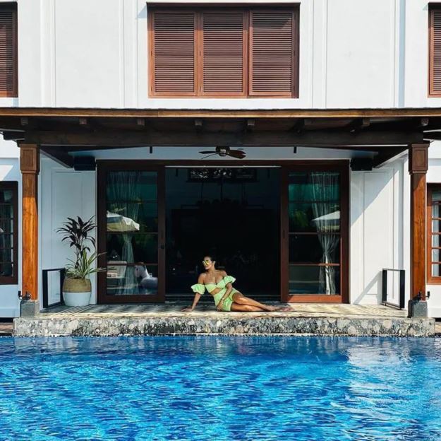  ଏହାପୂର୍ବରୁ ସେ ନିଜ ଇନଷ୍ଟାଗ୍ରାମ ଆକାଉଣ୍ଟରେ ବୋଲ୍ଡ ଫଟୋ ସେୟାର କରିଥିଲେ । ଯାହା ଅନେକ ଚର୍ଚ୍ଚାରେ ଆସିଥିଲା ​​। ମଲାଇକାଙ୍କର ଏହି ଷ୍ଟାଇଲକୁ ତାଙ୍କ ପ୍ରଶଂସକମାନେ ବହୁତ ପସନ୍ଦ କରନ୍ତି । ସେଥିପାଇଁ ତାଙ୍କର ଏହି ଫଟୋ ଇଣ୍ଟରନେଟରେ ଭାଇରାଲ ହେବାରେ ଲାଗିଛି । (ଫଟୋ କ୍ରେଡିଟ୍- @ malaikaaroraofficial / Instagram)