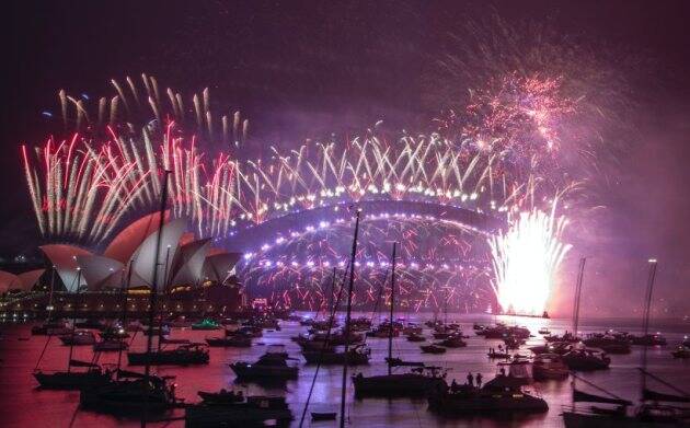 ଅଷ୍ଟ୍ରେଲିଆରେ (Australia) ନୂଆ ବର୍ଷ ଉତ୍ସବ (New Year 2021) ଆରମ୍ଭ ହେବା ପରେ ସିଡନୀ ଅପେରା ହାଉସ୍ (Sydney Opera House) ଓ ହାର୍ବର୍ ବ୍ରିଜ୍ (Harbour Bridge) ଉପରେ ଆତସବାଜିର ଝଲମଲ ଦୃଶ୍ୟ ଦେଖିବାକୁ ମିଳିଛି । ଏହି ବାର୍ଷିକ ଆତସବାଜି ଦେଖିବା ପାଇଁ ପାଖାପାଖି ଦଶ ଲକ୍ଷ ଲୋକ ସାଧାରଣତଃ ସିଡନୀ ହାରବର୍ରେ ଭିଡ଼ ଜମାଇଥା’ନ୍ତି । କିନ୍ତୁ ଏ ବର୍ଷ କରୋନା ଭାଇରସ୍ (Coronavirus) ସଂକ୍ରମଣ ଯୋଗୁଁ ଲୋକଙ୍କୁ ଟେଲିଭିଜନରେ ଆତସବାଜି ଦେଖିବା ପାଇଁ ସେଠାକାର ସରକାର ପରାମର୍ଶ ଦେଇଛନ୍ତି । (ଏ.ପି. ଫଟୋ) ଅଷ୍ଟ୍ରେଲିଆରେ (Australia) ନୂଆ ବର୍ଷ ଉତ୍ସବ (New Year 2021) ଆରମ୍ଭ ହେବା ପରେ ସିଡନୀ ଅପେରା ହାଉସ୍ (Sydney Opera House) ଓ ହାର୍ବର୍ ବ୍ରିଜ୍ (Harbour Bridge) ଉପରେ ଆତସବାଜିର ଝଲମଲ ଦୃଶ୍ୟ ଦେଖିବାକୁ ମିଳିଛି । ଏହି ବାର୍ଷିକ ଆତସବାଜି ଦେଖିବା ପାଇଁ ପାଖାପାଖି ଦଶ ଲକ୍ଷ ଲୋକ ସାଧାରଣତଃ ସିଡନୀ ହାରବର୍ରେ ଭିଡ଼ ଜମାଇଥା’ନ୍ତି । କିନ୍ତୁ ଏ ବର୍ଷ କରୋନା ଭାଇରସ୍ (Coronavirus) ସଂକ୍ରମଣ ଯୋଗୁଁ ଲୋକଙ୍କୁ ଟେଲିଭିଜନରେ ଆତସବାଜି ଦେଖିବା ପାଇଁ ସେଠାକାର ସରକାର ପରାମର୍ଶ ଦେଇଛନ୍ତି । (ଏ.ପି. ଫଟୋ)