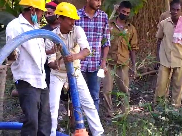 STF ଅଧିକାରୀମାନଙ୍କ ଉପସ୍ଥିତିରେ ଅଗ୍ନିଶମ ବିଭାଗ ଓ ଓଡ୍ରାଫର ତିନୋଟି ଟିମ୍ ୨୦ ଘଣ୍ଟା ଧରି ସେହି ପୋଖରୀରୁ ପାଣି ଶୁଖାଇବା ପରେ ମଙ୍ଗଳବାର ରାତିରେ ସେହି ଲେଗିଂସ୍ ମିଳିଛି । STF ଅଧିକାରୀମାନଙ୍କ ଉପସ୍ଥିତିରେ ଅଗ୍ନିଶମ ବିଭାଗ ଓ ଓଡ୍ରାଫର ତିନୋଟି ଟିମ୍ ୨୦ ଘଣ୍ଟା ଧରି ସେହି ପୋଖରୀରୁ ପାଣି ଶୁଖାଇବା ପରେ ମଙ୍ଗଳବାର ରାତିରେ ସେହି ଲେଗିଂସ୍ ମିଳିଛି ।