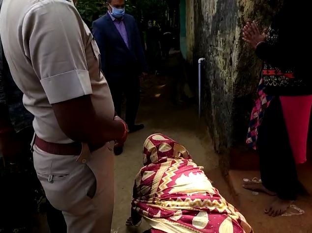 ନୟାଗଡ଼ର ନାବାଳିକା ପରୀ ହତ୍ୟା ଓ ଦୁଷ୍କର୍ମ ମାମଲାରେ ମୁଖ୍ୟ ଅଭିଯୁକ୍ତ ସରୋଜ ସେଠୀ ଗିରଫ ହେବା ପରେ ତା’ ଘର ପଛ ପଟେ ଥିବା ପୋଖରୀରେ ପ୍ରମାଣର କେତେକ ଅଂଶ ଖୋଜା ଚାଲିଥିବା ବେଳେ SIT ମୁଖ୍ୟ ତଥା ବରିଷ୍ଠ IPS ଅଫିସର୍ ଅରୁଣ ବୋଥ୍ରାଙ୍କ ସାମନାକୁ ଆସିଥଲେ ସରୋଜର ମା’ ଶୈଳବାଳା ସେଠୀ । ସେ ବୋଥ୍ରାଙ୍କ ପାଦ ତଳେ ଲୋଟିଯାଇଥିଲେ । ନୟାଗଡ଼ର ନାବାଳିକା ପରୀ ହତ୍ୟା ଓ ଦୁଷ୍କର୍ମ ମାମଲାରେ ମୁଖ୍ୟ ଅଭିଯୁକ୍ତ ସରୋଜ ସେଠୀ ଗିରଫ ହେବା ପରେ ତା’ ଘର ପଛ ପଟେ ଥିବା ପୋଖରୀରେ ପ୍ରମାଣର କେତେକ ଅଂଶ ଖୋଜା ଚାଲିଥିବା ବେଳେ SIT ମୁଖ୍ୟ ତଥା ବରିଷ୍ଠ IPS ଅଫିସର୍ ଅରୁଣ ବୋଥ୍ରାଙ୍କ ସାମନାକୁ ଆସିଥଲେ ସରୋଜର ମା’ ଶୈଳବାଳା ସେଠୀ । ସେ ବୋଥ୍ରାଙ୍କ ପାଦ ତଳେ ଲୋଟିଯାଇଥିଲେ ।