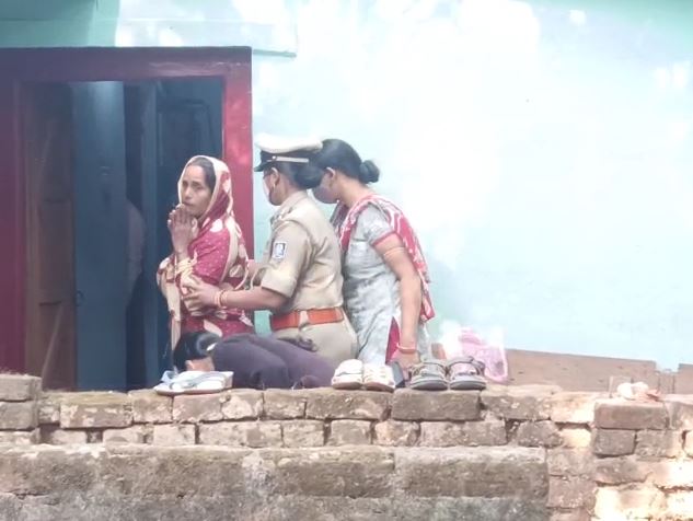 କ୍ରାଇମ୍ ବ୍ରାଞ୍ଚ SIT ଅଭିଯୁକ୍ତର ଘରୁ ବୁଧବାର ଦିନ ଏକ ଗାମୁଛା ଜବତ କରିଛି । ପରୀକୁ ତଣ୍ଟି ଚିପି ହତ୍ୟା କଲା ବେଳେ ପୀଡ଼ିତାର ନାକରୁ ବାହାରିଥିଲା ରକ୍ତ । ସେହି ରକ୍ତକୁ ପୋଛିଥିବା ମାନିଥିଲା ମୁଖ୍ୟ ଅଭିଯୁକ୍ତ । ଗାମୁଛାକୁ ପରୀକ୍ଷା ପାଇଁ ଲାବ୍ରୋରେଟୋରିକୁ ପଠାଇବ କ୍ରାଇମ୍ ବ୍ରାଞ୍ଚ । କ୍ରାଇମ୍ ବ୍ରାଞ୍ଚ SIT ଅଭିଯୁକ୍ତର ଘରୁ ବୁଧବାର ଦିନ ଏକ ଗାମୁଛା ଜବତ କରିଛି । ପରୀକୁ ତଣ୍ଟି ଚିପି ହତ୍ୟା କଲା ବେଳେ ପୀଡ଼ିତାର ନାକରୁ ବାହାରିଥିଲା ରକ୍ତ । ସେହି ରକ୍ତକୁ ପୋଛିଥିବା ମାନିଥିଲା ମୁଖ୍ୟ ଅଭିଯୁକ୍ତ । ଗାମୁଛାକୁ ପରୀକ୍ଷା ପାଇଁ ଲାବ୍ରୋରେଟୋରିକୁ ପଠାଇବ କ୍ରାଇମ୍ ବ୍ରାଞ୍ଚ ।