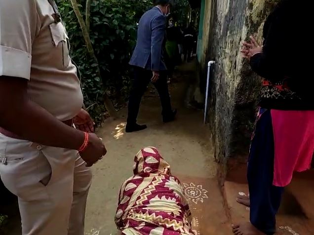 ଶୈଳବାଳା ବୋଥ୍ରାଙ୍କ ପାଦ ତଳେ ଲୋଟିଯିବା ପରେ ବୋଥ୍ରା ବିନମ୍ର ଭାବେ ତାଙ୍କୁ ଏମିତି ନ କରିବାକୁ କହିଥିଲେ ଓ ଆଗକୁ ଚାଲିଯାଇଥିଲେ । ଶୈଳବାଳା ବୋଥ୍ରାଙ୍କ ପାଦ ତଳେ ଲୋଟିଯିବା ପରେ ବୋଥ୍ରା ବିନମ୍ର ଭାବେ ତାଙ୍କୁ ଏମିତି ନ କରିବାକୁ କହିଥିଲେ ଓ ଆଗକୁ ଚାଲିଯାଇଥିଲେ ।