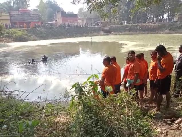 ମଙ୍ଗଳବାର ରାତିରେ ସେହି ପୋଖରୀରୁ ହତ୍ୟା ଦିନ ପରୀ ପିନ୍ଧିଥିବା ଲେଗିଂସ୍ ମିଳିଥିବା SIT କହିଥିଲା । ଅଭିଯୁକ୍ତ ସରୋଜ ପରୀକୁ ହତ୍ୟା କରି ମୃତ ଦେହ ପୋଖରୀ ହୁଡ଼ାରେ ଫିଙ୍ଗିବା ପରେ ସେହି ଲେଗିଂସକୁ ପୋଖରୀ ଭିତରକୁ ଫିଙ୍ଗି ଦେଇଥିଲା ବୋଲି ବୋଥ୍ରା କହିଥିଲେ । ମଙ୍ଗଳବାର ରାତିରେ ସେହି ପୋଖରୀରୁ ହତ୍ୟା ଦିନ ପରୀ ପିନ୍ଧିଥିବା ଲେଗିଂସ୍ ମିଳିଥିବା SIT କହିଥିଲା । ଅଭିଯୁକ୍ତ ସରୋଜ ପରୀକୁ ହତ୍ୟା କରି ମୃତ ଦେହ ପୋଖରୀ ହୁଡ଼ାରେ ଫିଙ୍ଗିବା ପରେ ସେହି ଲେଗିଂସକୁ ପୋଖରୀ ଭିତରକୁ ଫିଙ୍ଗି ଦେଇଥିଲା ବୋଲି ବୋଥ୍ରା କହିଥିଲେ ।