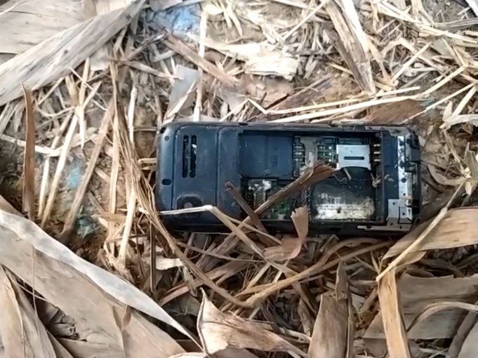  ବୁଧବାର ଦିନ ସେହି ପୋଖରୀ ଭିତରୁ ଏକ ଭଙ୍ଗା ମୋବାଇଲ୍ ଫୋନ୍ ମିଳିଛି ।