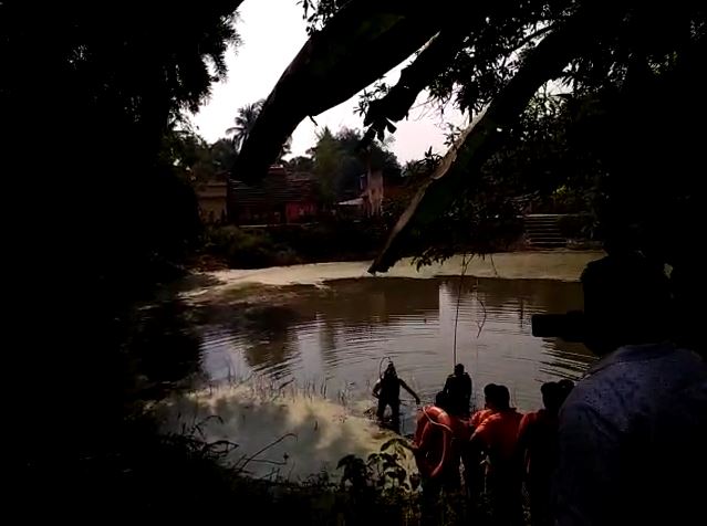  ଅଗ୍ନିଶମ ବିଭାଗ ଓ ଓଡ୍ରାଫର ତିନୋଟି ଟିମ୍ ସେହି ପୋଖରୀ ଭିତରେ ଖୋଜିବା କାର୍ଯ୍ୟରେ ଲାଗିଛନ୍ତି ।