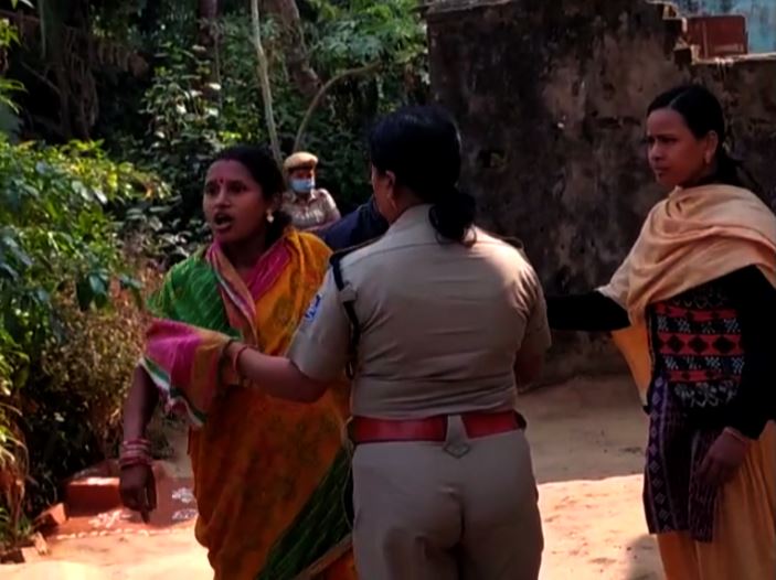  ସରୋଜର ଦୁଇ ଭଉଣୀ ବଡ଼ ପାଟିରେ ସରୋଜର ଗିରଫଦାରୀର ବିରୋଧ କରୁଥିଲେ ।