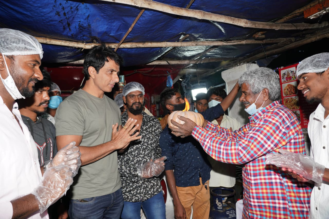 "ଏହା ଦେଖି ମୁଁ ବହୁତ ଖୁସି । ମୁଁ ଭଜା ଚାଉଳର ସ୍ବାଦ ଚାଖିଛି ଓ ମୋର ବିଶ୍ୱାସ ଯେ ହାଇଦ୍ରାବାଦର ସର୍ବୋତ୍ତମ ଫାଷ୍ଟଫୁଡ ଏଠାରେ ପ୍ରସ୍ତୁତ ହେବ । ମୁଁ ଅନିଲଙ୍କ ସମସ୍ତ ସଫଳତା କାମନା କରୁଛି," କହିଛନ୍ତି ସୋନୁ ସୁଦ । ସେ ପ୍ରକାଶ କରିଛନ୍ତି ଯେ ସେ ଶୀଘ୍ର ସିଦ୍ଧଦୀପ ପରିଦର୍ଶନ କରିବେ ଯେଉଁଠାରେ ଗ୍ରାମବାସୀ ତାଙ୍କ ପ୍ରତିମୂର୍ତ୍ତି ସ୍ଥାପନ କରୁଛନ୍ତି ।<br /> "ଏହା ଦେଖି ମୁଁ ବହୁତ ଖୁସି । ମୁଁ ଭଜା ଚାଉଳର ସ୍ବାଦ ଚାଖିଛି ଓ ମୋର ବିଶ୍ୱାସ ଯେ ହାଇଦ୍ରାବାଦର ସର୍ବୋତ୍ତମ ଫାଷ୍ଟଫୁଡ ଏଠାରେ ପ୍ରସ୍ତୁତ ହେବ । ମୁଁ ଅନିଲଙ୍କ ସମସ୍ତ ସଫଳତା କାମନା କରୁଛି," କହିଛନ୍ତି ସୋନୁ ସୁଦ । ସେ ପ୍ରକାଶ କରିଛନ୍ତି ଯେ ସେ ଶୀଘ୍ର ସିଦ୍ଧଦୀପ ପରିଦର୍ଶନ କରିବେ ଯେଉଁଠାରେ ଗ୍ରାମବାସୀ ତାଙ୍କ ପ୍ରତିମୂର୍ତ୍ତି ସ୍ଥାପନ କରୁଛନ୍ତି ।<br />