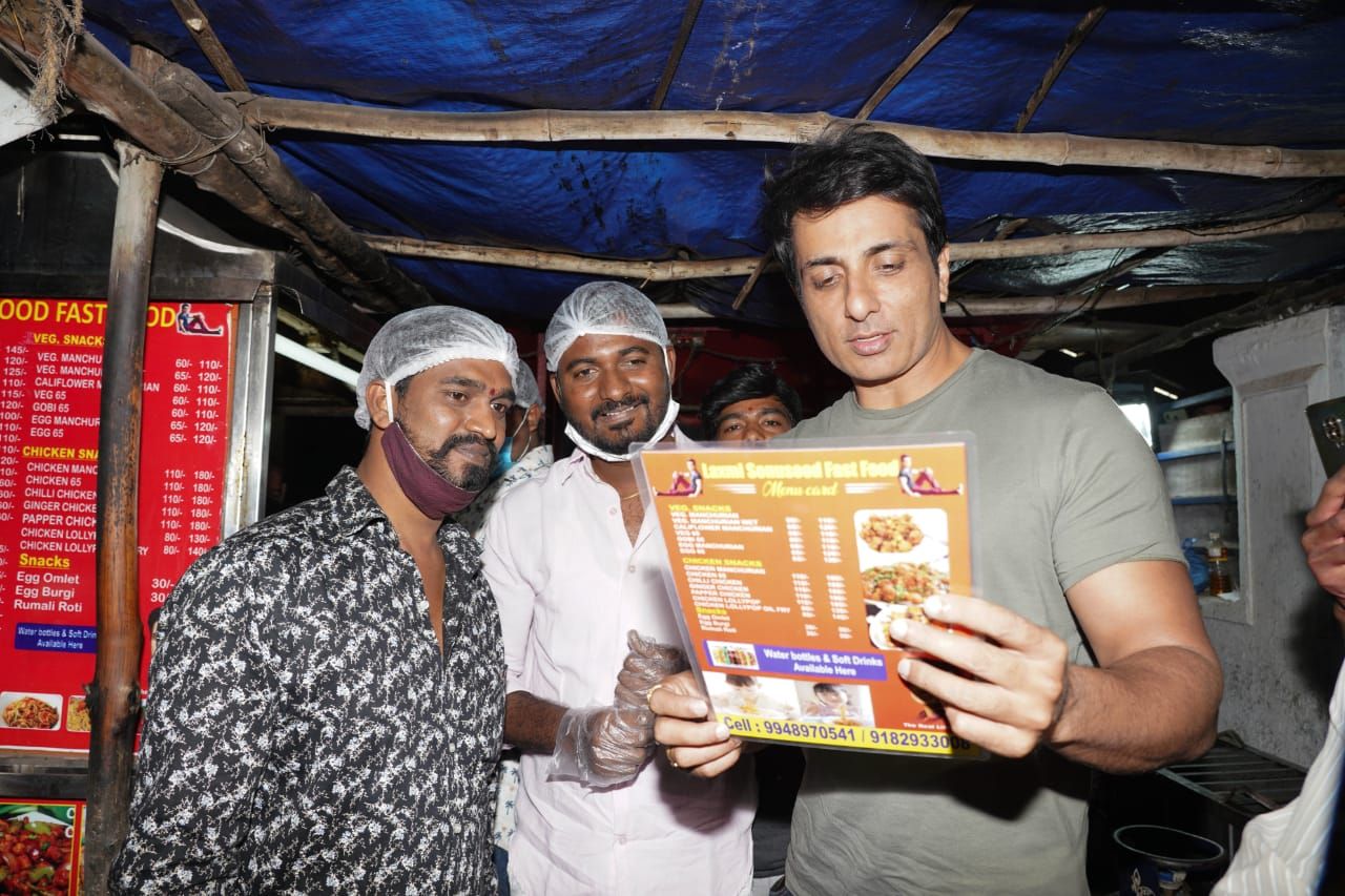  ସୋନୁଙ୍କ ଗସ୍ତରେ ଅନିଲ ଉତ୍ସାହିତ ହୋଇ କହିଛନ୍ତି, "ମୁଁ କେବେ ଆଶା କରି ନଥିଲି ଯେ ସୋନୁ ମୋ ଷ୍ଟଲକୁ ଭିଜିଟ କରିବେ । ମୁଁ ବହୁତ ଖୁସି । ମୋର ବ୍ୟବସାୟ ତାଙ୍କ ନାମରେ ଭଲ କରୁଛି ଓ ତାଙ୍କ ଗସ୍ତରେ ଏହା ବୃଦ୍ଧି ପାଇବ ।"