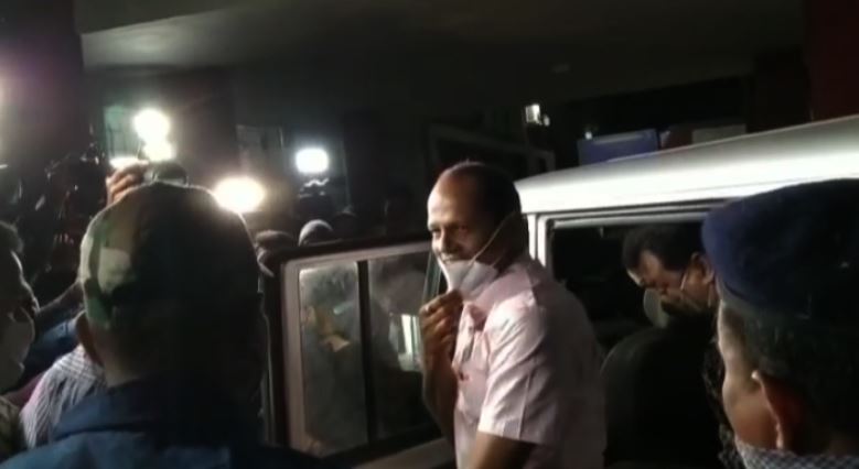 ତିନି ଥର ବିଧାୟକ ସହ ଥରେ ମନ୍ତ୍ରୀ ଥିବା ପ୍ରଦୀପ ପାଣିଗ୍ରାହୀ ଆଦୌ ବିଚଳିତ ହେଉଥିବା ଦେଖାଯାଇ ନ ଥିଲା । ସେ ଲଗାତର ହସୁଥିବା ଏବେ ଚର୍ଚ୍ଚାର ବିଷୟ ପାଲଟିଛି । ତିନି ଥର ବିଧାୟକ ସହ ଥରେ ମନ୍ତ୍ରୀ ଥିବା ପ୍ରଦୀପ ପାଣିଗ୍ରାହୀ ଆଦୌ ବିଚଳିତ ହେଉଥିବା ଦେଖାଯାଇ ନ ଥିଲା । ସେ ଲଗାତର ହସୁଥିବା ଏବେ ଚର୍ଚ୍ଚାର ବିଷୟ ପାଲଟିଛି ।