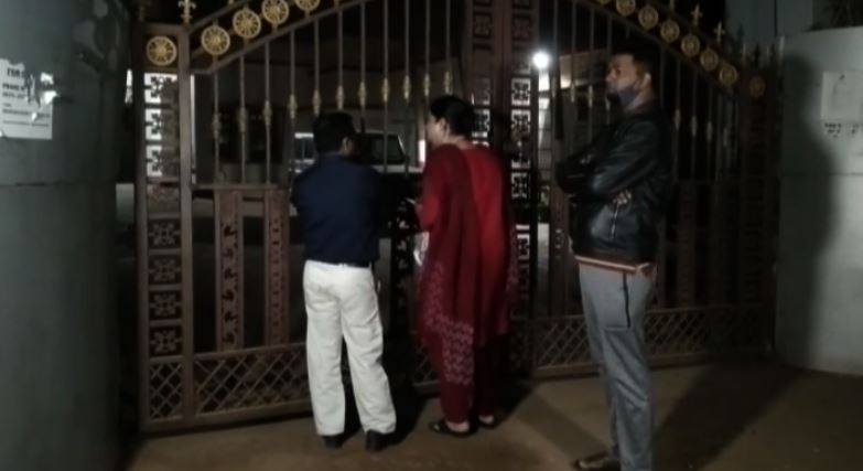 ପ୍ରଦୀପଙ୍କୁ ପୋଲିସ ଜେଲକୁ ନେବା ବେଳେ ତାଙ୍କ ପଛେ ପଛେ ଜେଲ୍ ପର୍ଯ୍ୟନ୍ତ ବି ଯାଇଥିଲେ ତାଙ୍କ ପତ୍ନୀ ସୁଜାତା । ପ୍ରଦୀପଙ୍କୁ ପୋଲିସ ଜେଲକୁ ନେବା ବେଳେ ତାଙ୍କ ପଛେ ପଛେ ଜେଲ୍ ପର୍ଯ୍ୟନ୍ତ ବି ଯାଇଥିଲେ ତାଙ୍କ ପତ୍ନୀ ସୁଜାତା ।