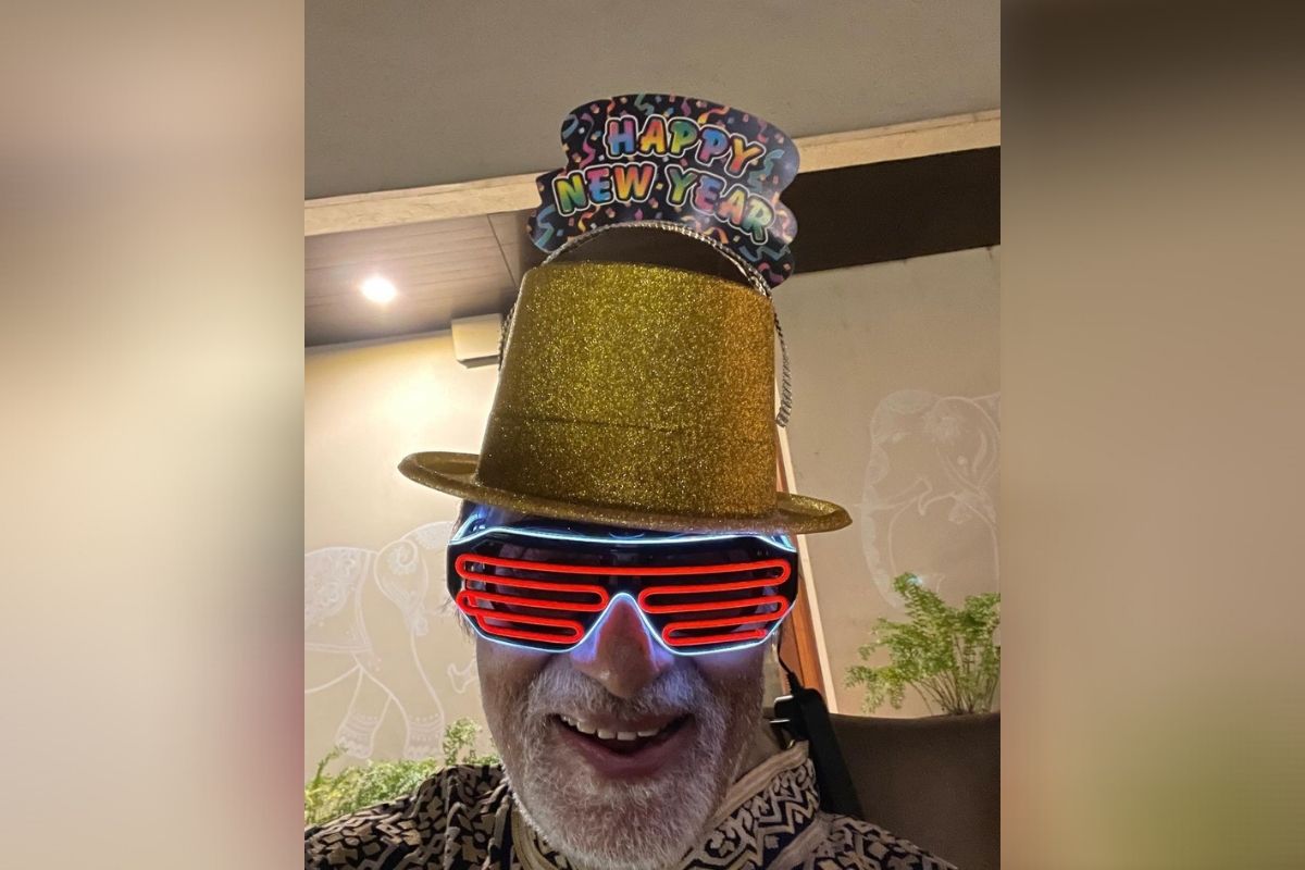 ଅମିତାଭ ବଚ୍ଚନ (Amitabh Bachchan) ନିଜ ଇନଷ୍ଟାଗ୍ରାମରେ ଏକ ଫଟୋ ଶେୟାର କରିଛନ୍ତି ଯେଉଁଥିରେ ସେ ବହୁତ ସୁନ୍ଦର ଦେଖାଯାଉଛନ୍ତି । ଆଖିରେ ରଙ୍ଗୀନ୍ ଗ୍ଲାସ୍ ଓ ମଥାରେ ଟୋପି ପିନ୍ଧିଛନ୍ତି । ଏହି ଫଟୋ ଶେୟାର କରି ଅମିତାଭ ନିଜ ପ୍ରଶଂସକମାନଙ୍କୁ ନୂଆ ବର୍ଷର ଶୁଭେଚ୍ଛା ଜଣାଇଛନ୍ତି । ଅମିତାଭ ବଚ୍ଚନ (Amitabh Bachchan) ନିଜ ଇନଷ୍ଟାଗ୍ରାମରେ ଏକ ଫଟୋ ଶେୟାର କରିଛନ୍ତି ଯେଉଁଥିରେ ସେ ବହୁତ ସୁନ୍ଦର ଦେଖାଯାଉଛନ୍ତି । ଆଖିରେ ରଙ୍ଗୀନ୍ ଗ୍ଲାସ୍ ଓ ମଥାରେ ଟୋପି ପିନ୍ଧିଛନ୍ତି । ଏହି ଫଟୋ ଶେୟାର କରି ଅମିତାଭ ନିଜ ପ୍ରଶଂସକମାନଙ୍କୁ ନୂଆ ବର୍ଷର ଶୁଭେଚ୍ଛା ଜଣାଇଛନ୍ତି ।