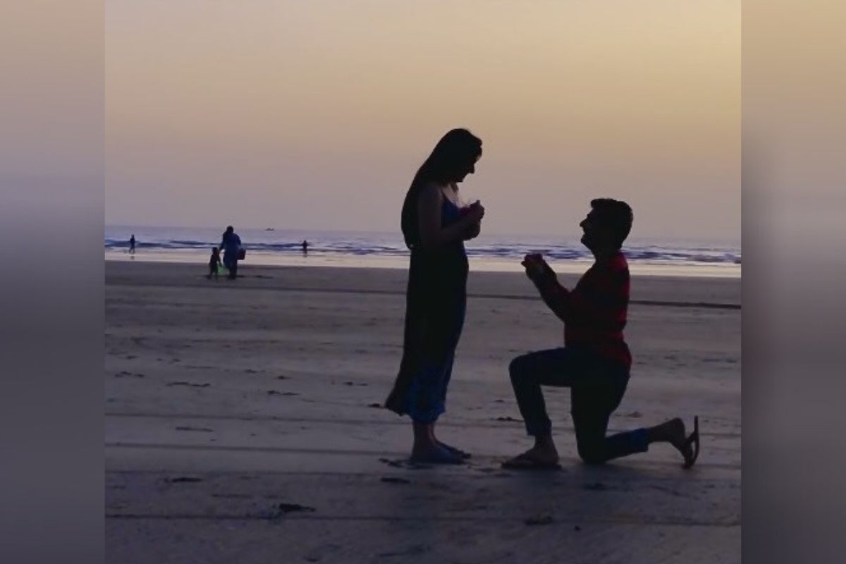  ଅକ୍ଟୋବରରେ ସେ ଡେଲ୍‌ନାଙ୍କ ସହ ଏକ ଫଟୋ ଶେୟାର କରିଥିଲେ ଯେଉଁଥିରେ ସେ ଆଣ୍ଠେଇ ବସି ଡେଲ୍‌ନାଙ୍କୁ ବିବାହ ପ୍ରସ୍ତାବ ଦେଉଥିବାର (ପ୍ରପୋଜ୍‌ କରୁଥିବା) ନଜର ଆସିଥିଲେ । (ସବୁ ଫଟୋ: ପରଜାନ ଦସ୍ତୁରଙ୍କ ଇନଷ୍ଟାଗ୍ରାମରୁ)