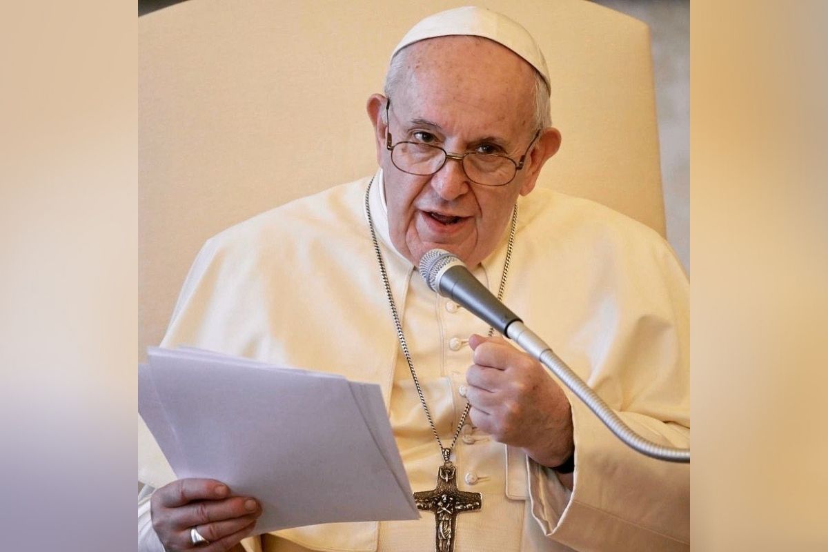  ମଡେଲଙ୍କ ଯେଉଁ ଫଟୋକୁ ପୋପ୍ ଫ୍ରାନ୍ସିସ୍ ଲାଇକ୍‌ କରିଥିଲେ ସେଥିରେ ସେ ଏକ କଳା ସ୍ୱିମ୍‌ ସୁଟ୍ ପିନ୍ଧିଥିଲେ ।