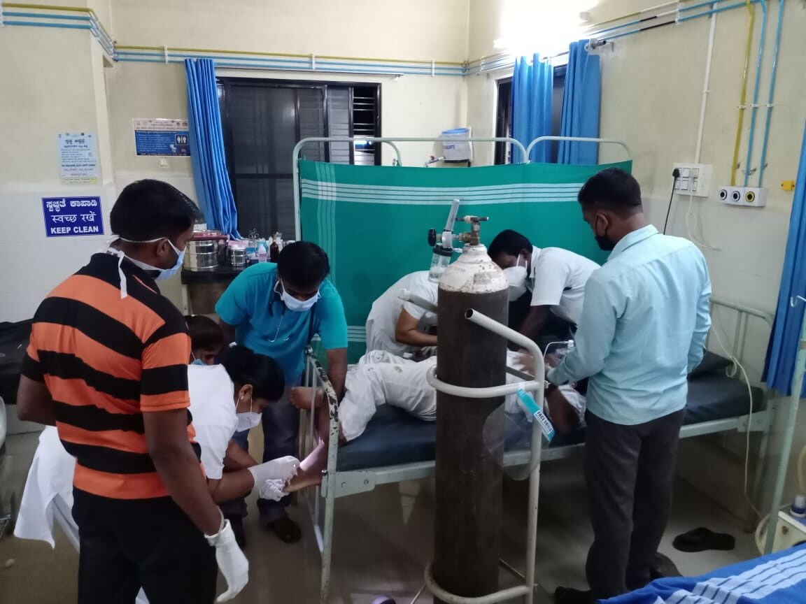 କର୍ଣ୍ଣାଟକରେ ଏକ ମର୍ମନ୍ତୁଦ ସଡ଼କ ଦୁର୍ଘଟଣାରେ କେନ୍ଦ୍ର ମନ୍ତ୍ରୀ ଶ୍ରୀପଦ ନାୟକ (Sripad Naik) ଗୁରୁତର ଆହତ ହୋଇଛନ୍ତି । ଏହି ଦୁର୍ଘଟଣାରେ ତାଙ୍କ ପତ୍ନୀ ଓ ତାଙ୍କ ବ୍ୟକ୍ତିଗତ ସହାୟକଙ୍କ (ପି.ଏ.) ମୃତ୍ୟୁ ଘଟିଛି । (ANI) କର୍ଣ୍ଣାଟକରେ ଏକ ମର୍ମନ୍ତୁଦ ସଡ଼କ ଦୁର୍ଘଟଣାରେ କେନ୍ଦ୍ର ମନ୍ତ୍ରୀ ଶ୍ରୀପଦ ନାୟକ (Sripad Naik) ଗୁରୁତର ଆହତ ହୋଇଛନ୍ତି । ଏହି ଦୁର୍ଘଟଣାରେ ତାଙ୍କ ପତ୍ନୀ ଓ ତାଙ୍କ ବ୍ୟକ୍ତିଗତ ସହାୟକଙ୍କ (ପି.ଏ.) ମୃତ୍ୟୁ ଘଟିଛି । (ANI)