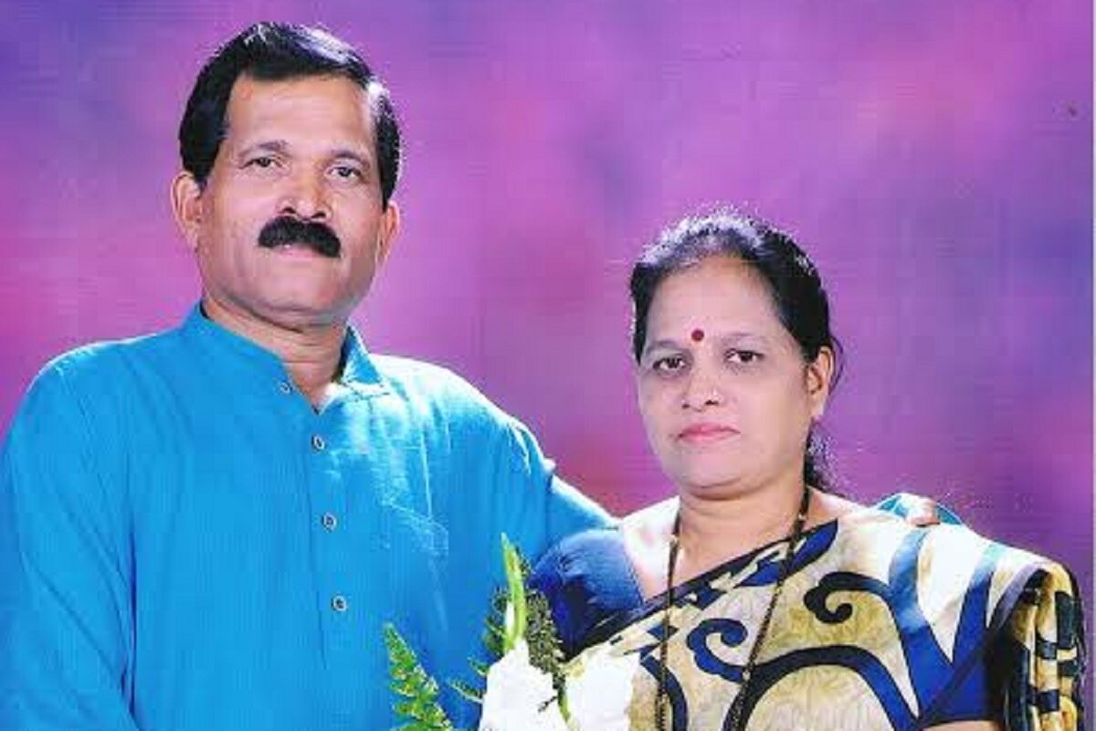 ସୋମବାର ଦିନ ନାୟକ ନିଜ ପତ୍ନୀ ବିଜୟା ଓ ବ୍ୟକ୍ତିଗତ ସହାୟକଙ୍କ ସହ ଏକ କାରରେ ଯାତ୍ରା କରୁଥିଲେ । ଏହି ଦୁର୍ଘଟଣା (Sripad Naik car accident) କର୍ଣ୍ଣାଟକର ଉତ୍ତର କନ୍ନଡ଼ ଜିଲ୍ଲାର ଆଙ୍କୋଲା ନିକଟରେ ଘଟିଥିଲା । ସେତେବେଳେ ମନ୍ତ୍ରୀ କର୍ଣ୍ଣାଟକର ଏକ ଧାର୍ମିକ ସ୍ଥାନରୁ ଗୋଆକୁ ଫେରୁଥିଲେ । (ଫଟୋରେ ପତ୍ନୀ ବିଜୟାଙ୍କ ସହ ଶ୍ରୀପଦ ନାୟକ; ଫଟୋ - ସୋସିଆଲ ମିଡ଼ିଆ) ସୋମବାର ଦିନ ନାୟକ ନିଜ ପତ୍ନୀ ବିଜୟା ଓ ବ୍ୟକ୍ତିଗତ ସହାୟକଙ୍କ ସହ ଏକ କାରରେ ଯାତ୍ରା କରୁଥିଲେ । ଏହି ଦୁର୍ଘଟଣା (Sripad Naik car accident) କର୍ଣ୍ଣାଟକର ଉତ୍ତର କନ୍ନଡ଼ ଜିଲ୍ଲାର ଆଙ୍କୋଲା ନିକଟରେ ଘଟିଥିଲା । ସେତେବେଳେ ମନ୍ତ୍ରୀ କର୍ଣ୍ଣାଟକର ଏକ ଧାର୍ମିକ ସ୍ଥାନରୁ ଗୋଆକୁ ଫେରୁଥିଲେ । (ଫଟୋରେ ପତ୍ନୀ ବିଜୟାଙ୍କ ସହ ଶ୍ରୀପଦ ନାୟକ; ଫଟୋ - ସୋସିଆଲ ମିଡ଼ିଆ)