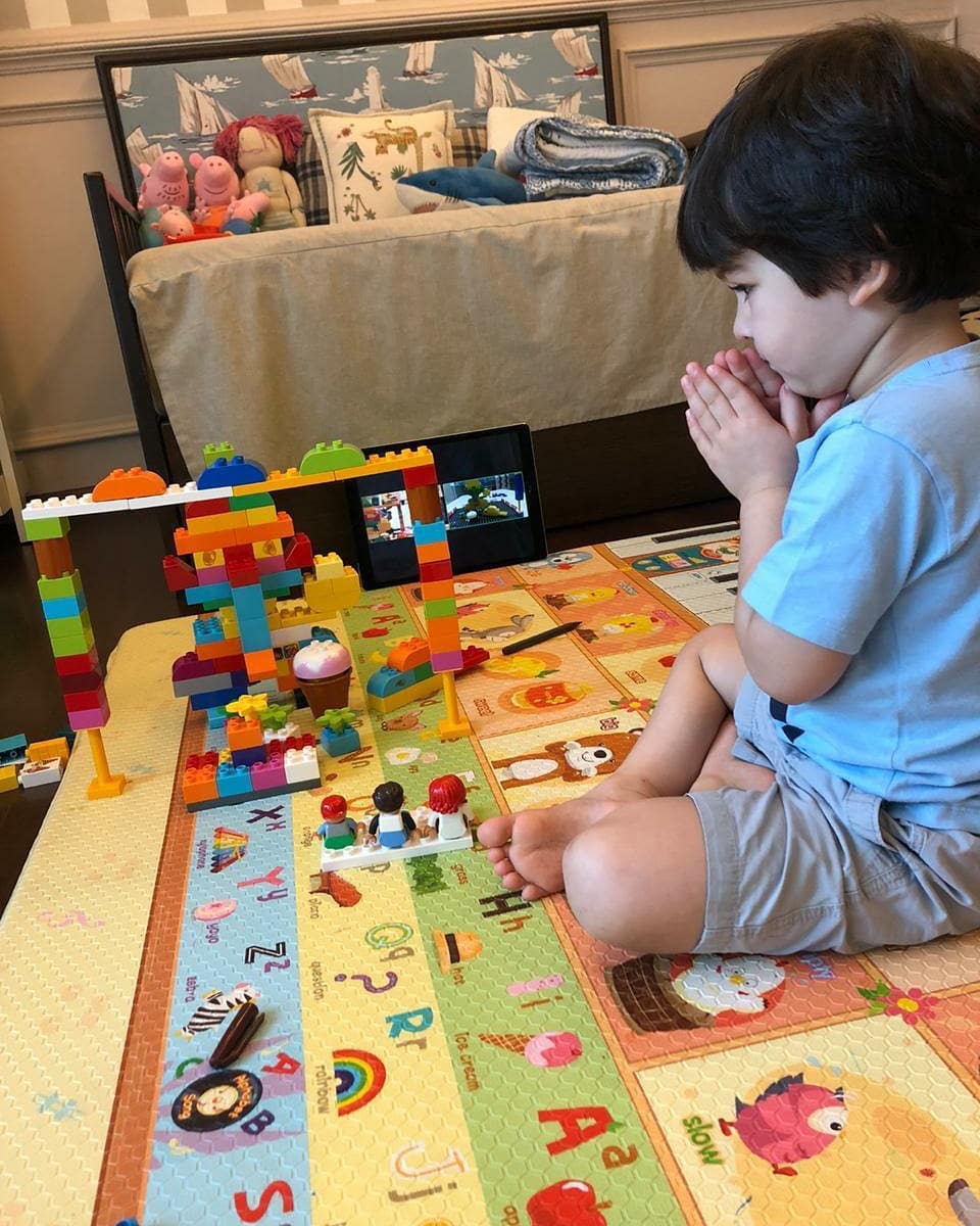  ତୈମୁର ନିଜ ରୁମ୍‌ରେ ଖେଳୁଛି ।