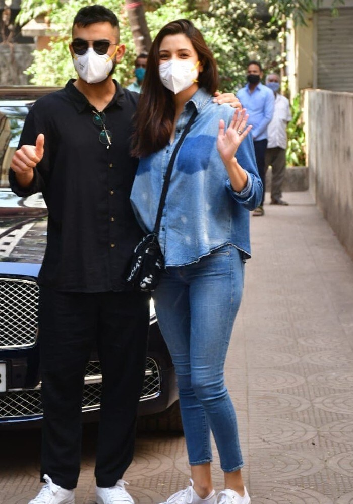 ଅନୁଷ୍କା ଶର୍ମା (Anushka Sharma) ନିଜ ସ୍ୱାମୀ ବିରାଟ କୋହଲିଙ୍କ (Virat Kohli) ସହ ଚେକ୍-ଅପ୍ ପାଇଁ କ୍ଲିନିକରେ ପହଞ୍ଚିଥିଲେ । ଫଟୋଗ୍ରାଫରମାନେ ତାଙ୍କୁ ସେହି କ୍ଲିନିକ୍ ନିକଟରେ ଦେଖିଥିଲେ । (ଫୋଟା ସୌଜନ୍ୟ- ବିରଲ୍ ଭୟାନୀ) ଅନୁଷ୍କା ଶର୍ମା (Anushka Sharma) ନିଜ ସ୍ୱାମୀ ବିରାଟ କୋହଲିଙ୍କ (Virat Kohli) ସହ ଚେକ୍-ଅପ୍ ପାଇଁ କ୍ଲିନିକରେ ପହଞ୍ଚିଥିଲେ । ଫଟୋଗ୍ରାଫରମାନେ ତାଙ୍କୁ ସେହି କ୍ଲିନିକ୍ ନିକଟରେ ଦେଖିଥିଲେ । (ଫୋଟା ସୌଜନ୍ୟ- ବିରଲ୍ ଭୟାନୀ)