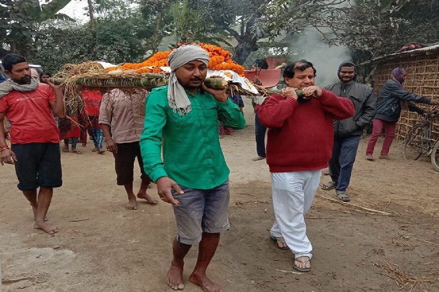 ବ୍ରାଉନି କୌଣସି ମଣିଷ ନୁହେଁ, ବରଂ ଏକ ପୋଷା କୁକୁରଥିଲା । ସେ ସାତ ବର୍ଷ ଧରି ନିଜ ମାଲିକ ହିମକର ମିଶ୍ରଙ୍କ ଫାର୍ମହାଉସରେ ରହି ତାକୁ ଜଗୁଥିଲା । ଶନିବାର ବ୍ରାଉନିର ହଠାତ୍ ମୃତ୍ୟୁ ଘଟିଥିଲା । ବ୍ରାଉନି କୌଣସି ମଣିଷ ନୁହେଁ, ବରଂ ଏକ ପୋଷା କୁକୁରଥିଲା । ସେ ସାତ ବର୍ଷ ଧରି ନିଜ ମାଲିକ ହିମକର ମିଶ୍ରଙ୍କ ଫାର୍ମହାଉସରେ ରହି ତାକୁ ଜଗୁଥିଲା । ଶନିବାର ବ୍ରାଉନିର ହଠାତ୍ ମୃତ୍ୟୁ ଘଟିଥିଲା ।