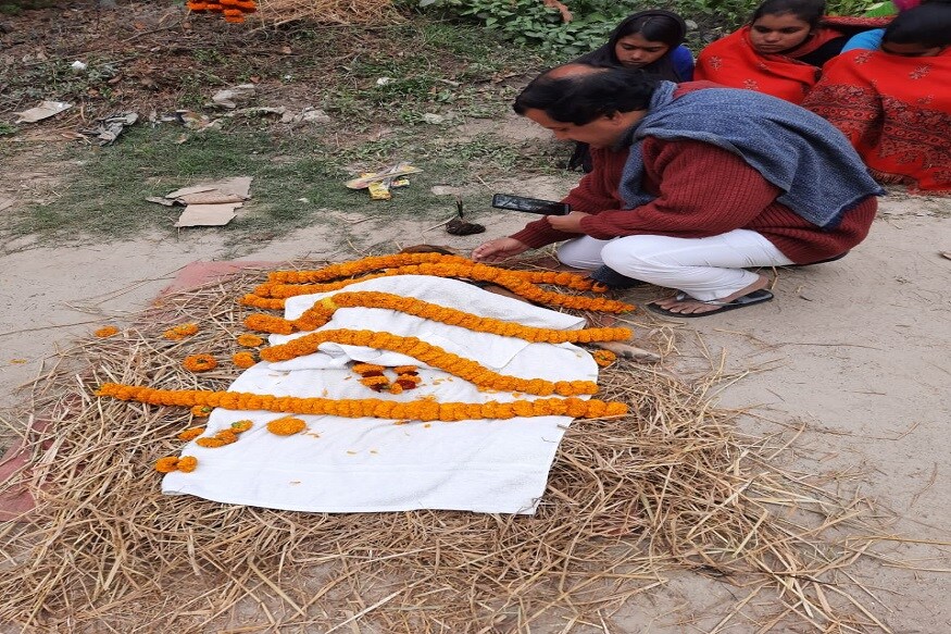 କୁକୁରର ମାଲିକ ହିମକର ମିଶ୍ର ଓ ଫାର୍ମର ଅନ୍ୟ ଲୋକେ ତା’ ମୃତ୍ୟୁର ସୂଚନା ପାଇବା ମାତ୍ରେ ଉଦାସ ହୋଇଗଲେ । ହିମକର ମିଶ୍ର କହିଛନ୍ତି ଯେ ବ୍ରାଉନିର ଅନ୍ତିମ ବିଦାୟ ମଣିଷ ପରି ହେବ ବୋଲି ସେ ନିଷ୍ପତ୍ତି ନେଲେ । ଏହା ପରେ ବିହାରର ପୂର୍ଣ୍ଣିଆରେ ଥିବା ସେହି ଫାର୍ମର ଲୋକେ ପ୍ରଥମେ କୁକୁରର ଶବ ଉପରେ ପୁଷ୍ପମାଲ୍ୟ ଅର୍ପଣ କଲେ ଓ ତା’ପରେ ତା’ର ଶେଷ ଯାତ୍ରା ପାଇଁ ଏକ ଶୋଭାଯାତ୍ରା ଆୟୋଜନ କଲେ । କୁକୁରର ମାଲିକ ହିମକର ମିଶ୍ର ଓ ଫାର୍ମର ଅନ୍ୟ ଲୋକେ ତା’ ମୃତ୍ୟୁର ସୂଚନା ପାଇବା ମାତ୍ରେ ଉଦାସ ହୋଇଗଲେ । ହିମକର ମିଶ୍ର କହିଛନ୍ତି ଯେ ବ୍ରାଉନିର ଅନ୍ତିମ ବିଦାୟ ମଣିଷ ପରି ହେବ ବୋଲି ସେ ନିଷ୍ପତ୍ତି ନେଲେ । ଏହା ପରେ ବିହାରର ପୂର୍ଣ୍ଣିଆରେ ଥିବା ସେହି ଫାର୍ମର ଲୋକେ ପ୍ରଥମେ କୁକୁରର ଶବ ଉପରେ ପୁଷ୍ପମାଲ୍ୟ ଅର୍ପଣ କଲେ ଓ ତା’ପରେ ତା’ର ଶେଷ ଯାତ୍ରା ପାଇଁ ଏକ ଶୋଭାଯାତ୍ରା ଆୟୋଜନ କଲେ ।