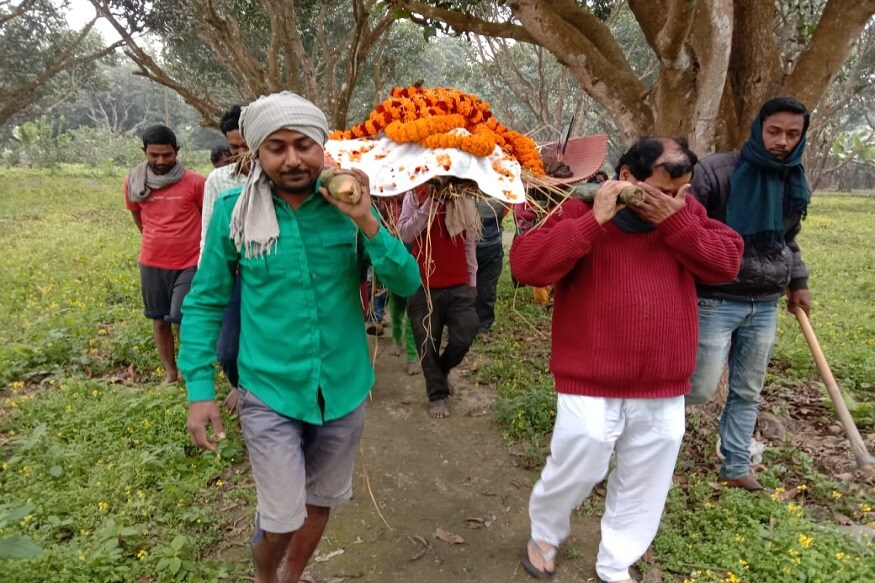 ହିମକର ମିଶ୍ର ନିଜେ ନିଜ କାନ୍ଧରେ କୁକୁର ବ୍ରାଉନିର କୋକେଇ ବହନ କରି ନେଲେ ଓ ଫାର୍ମର ବଗିଚାରେ ତାକୁ ସବୁ ବିଧିବିଧାନ ସହିତ ପୋତିଲେ । ମିଶ୍ର କହିଛନ୍ତି ଯେ ତାଙ୍କର ମୋଟ ପାଞ୍ଚଟି କୁକୁର ଅଛନ୍ତି, କିନ୍ତୁ ବ୍ରାଉନି ବିଶେଷ ଥିଲା । ‘‘ଆଜି ବି ମୁଁ ତାକୁ ମନେ ପକାଉଛି । ମୋ’ ଆଖିରେ ଲୁହ ଆସିଯାଉଛି,’’ ସେ କହିଛନ୍ତି । ୧୨ ଦିନ ପରେ ବ୍ରାଉନିକୁ ପୋତାଯାଇଥିବା ସ୍ଥାନରେ ତା’ ପାଇଁ ଏକ ସ୍ମାରକ ନିର୍ମାଣ କରାଯିବ ବୋଲି ସେ କହିଛନ୍ତି । ହିମକର ମିଶ୍ର ନିଜେ ନିଜ କାନ୍ଧରେ କୁକୁର ବ୍ରାଉନିର କୋକେଇ ବହନ କରି ନେଲେ ଓ ଫାର୍ମର ବଗିଚାରେ ତାକୁ ସବୁ ବିଧିବିଧାନ ସହିତ ପୋତିଲେ । ମିଶ୍ର କହିଛନ୍ତି ଯେ ତାଙ୍କର ମୋଟ ପାଞ୍ଚଟି କୁକୁର ଅଛନ୍ତି, କିନ୍ତୁ ବ୍ରାଉନି ବିଶେଷ ଥିଲା । ‘‘ଆଜି ବି ମୁଁ ତାକୁ ମନେ ପକାଉଛି । ମୋ’ ଆଖିରେ ଲୁହ ଆସିଯାଉଛି,’’ ସେ କହିଛନ୍ତି । ୧୨ ଦିନ ପରେ ବ୍ରାଉନିକୁ ପୋତାଯାଇଥିବା ସ୍ଥାନରେ ତା’ ପାଇଁ ଏକ ସ୍ମାରକ ନିର୍ମାଣ କରାଯିବ ବୋଲି ସେ କହିଛନ୍ତି ।