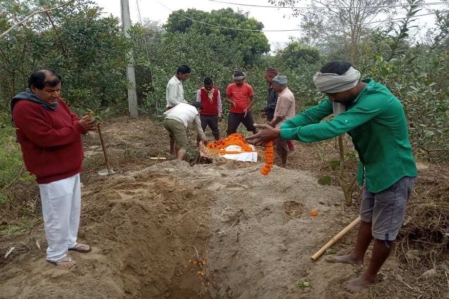 ବ୍ରାଉନିର ମୃତ୍ୟୁ ଯୋଗୁଁ ରାମନଗର ଗାଁର ଲୋକେ ବି ଅତି ଦୁଃଖିତ ହୋଇଛନ୍ତି । ହିମକର ମିଶ୍ର କହିଛନ୍ତି ଯେ ତାଙ୍କ ପାଞ୍ଚଟି କୁକୁର ସହିତ ତାଙ୍କ ଜୀବନ ବିତୁଥିଲା । ସେ ଏହି କୁକୁରମାନଙ୍କୁ ନିଜ ପୁଅ ପରି ମନେ କରନ୍ତି । ଏହି କୁକୁରମାନଙ୍କୁ ସେ ନିଜ ହାତରେ ଖାଇବାକୁ ଦିଅନ୍ତି ଓ ସେମାନଙ୍କୁ ଭଲ ପାଆନ୍ତି । ବ୍ରାଉନିର ମୃତ୍ୟୁ ଯୋଗୁଁ ରାମନଗର ଗାଁର ଲୋକେ ବି ଅତି ଦୁଃଖିତ ହୋଇଛନ୍ତି । ହିମକର ମିଶ୍ର କହିଛନ୍ତି ଯେ ତାଙ୍କ ପାଞ୍ଚଟି କୁକୁର ସହିତ ତାଙ୍କ ଜୀବନ ବିତୁଥିଲା । ସେ ଏହି କୁକୁରମାନଙ୍କୁ ନିଜ ପୁଅ ପରି ମନେ କରନ୍ତି । ଏହି କୁକୁରମାନଙ୍କୁ ସେ ନିଜ ହାତରେ ଖାଇବାକୁ ଦିଅନ୍ତି ଓ ସେମାନଙ୍କୁ ଭଲ ପାଆନ୍ତି ।