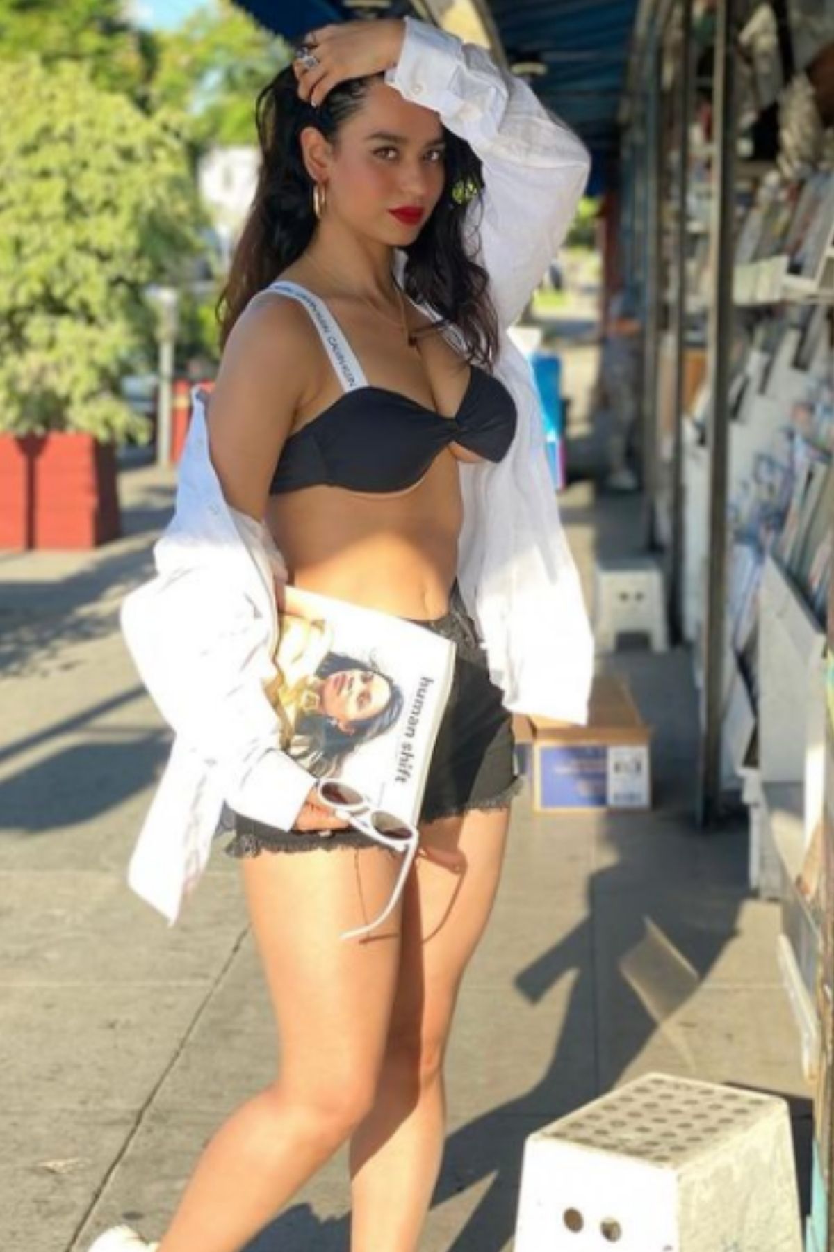  ଅନେକ ଫଟୋରେ ସୌନ୍ଦର୍ୟା ବ୍ୟାୟମ କରି ପାଇଥିବା ନିଜ ଶରୀରର ଏବ୍ସ ଦେଖାଉଥାନ୍ତି ।