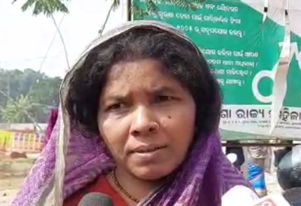 ବିଜୟ ଗୁରୁଙ୍କୁ ସେମାନେ ଠେଙ୍ଗାରେ ମାଡ଼ ମାରିବା ସହ ଟାଙ୍ଗିଆରେ ତାଙ୍କ ମୁଣ୍ଡକୁ ହାଣିଦେଇଥିଲେ ବୋଲି କହିଛନ୍ତି ତାଙ୍କ ପତ୍ନୀ ବୁଢ଼ି ଗୁରୁ । ସେ ୧୫ ଜଣ ଆକ୍ରମଣକାରୀଙ୍କ ମଧ୍ୟରୁ ନେଇଥିବା ନାମଗୁଡ଼ିକ ହେଉଛି ବିରଞ୍ଚି, ଗିଲ, ଈଶ୍ୱର ଓ ବିପିନ୍ । ବିଜୟ ଗୁରୁଙ୍କୁ ସେମାନେ ଠେଙ୍ଗାରେ ମାଡ଼ ମାରିବା ସହ ଟାଙ୍ଗିଆରେ ତାଙ୍କ ମୁଣ୍ଡକୁ ହାଣିଦେଇଥିଲେ ବୋଲି କହିଛନ୍ତି ତାଙ୍କ ପତ୍ନୀ ବୁଢ଼ି ଗୁରୁ । ସେ ୧୫ ଜଣ ଆକ୍ରମଣକାରୀଙ୍କ ମଧ୍ୟରୁ ନେଇଥିବା ନାମଗୁଡ଼ିକ ହେଉଛି ବିରଞ୍ଚି, ଗିଲ, ଈଶ୍ୱର ଓ ବିପିନ୍ ।