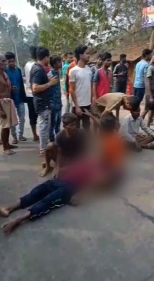  ମୃତ ଯୁବକ ବାପି ମହାଳିକଙ୍କ ଶବ ରଖି ଘଣ୍ଟା ଘଣ୍ଟା ରାସ୍ତା ଅବରୋଧ କରିଥିଲେ ଉତ୍ତ୍ୟକ୍ତ ସ୍ଥାନୀୟ ଲୋକେ ।