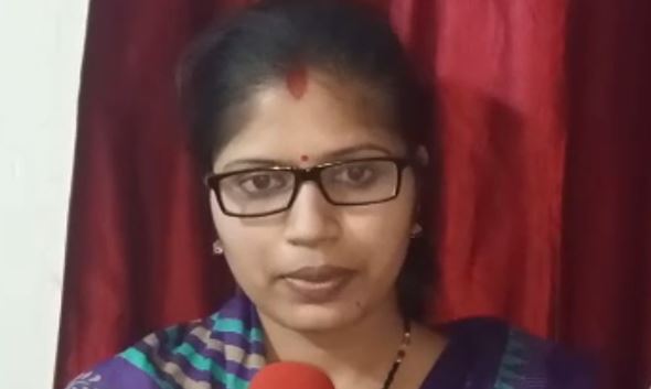 ସ୍ତ୍ରୀ ଭୂମିକାରେ ଥିବା ଶୁଭଲଷ୍ମୀ ପତି କହିଛନ୍ତି, ‘‘ଆମ ପରିବାର ଏବେ ଆମକୁ ଜୀବନରୁ ମାରିଦେବେ ବୋଲି କହୁଛନ୍ତି । ଆମେ ନିଜ ଜୀବନ ପ୍ରତି ବିପଦ ଅଛି ବୋଲି ଅନୁଭବ କରୁଛୁ ଓ ପୋଲିସ ଠାରୁ ସୁରକ୍ଷାର ଗୁହାରୀ କରୁଛୁ । ଆମେ ତ ଉଭୟ ସାବାଳକ । ତେଣୁ ଆମକୁ ଆମ ବାଟରେ ଛାଡ଼ି ଦିଆଯିବା ଉଚିତ ।’’ ସ୍ତ୍ରୀ ଭୂମିକାରେ ଥିବା ଶୁଭଲଷ୍ମୀ ପତି କହିଛନ୍ତି, ‘‘ଆମ ପରିବାର ଏବେ ଆମକୁ ଜୀବନରୁ ମାରିଦେବେ ବୋଲି କହୁଛନ୍ତି । ଆମେ ନିଜ ଜୀବନ ପ୍ରତି ବିପଦ ଅଛି ବୋଲି ଅନୁଭବ କରୁଛୁ ଓ ପୋଲିସ ଠାରୁ ସୁରକ୍ଷାର ଗୁହାରୀ କରୁଛୁ । ଆମେ ତ ଉଭୟ ସାବାଳକ । ତେଣୁ ଆମକୁ ଆମ ବାଟରେ ଛାଡ଼ି ଦିଆଯିବା ଉଚିତ ।’’
