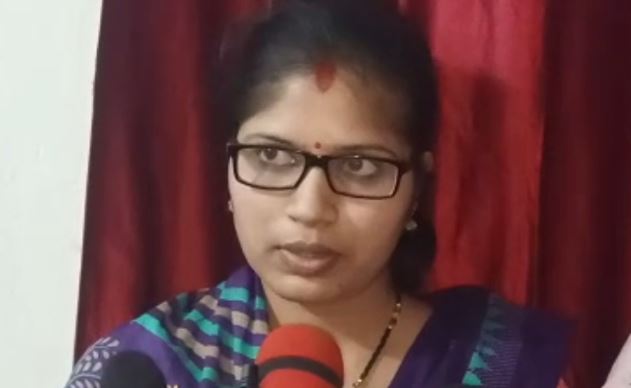 ସ୍ତ୍ରୀ ଭୂମିକାରେ ଥିବା ଶୁଭଲକ୍ଷ୍ମୀ ପତି ଜଖପୁରା ଥାନା ଅନ୍ତର୍ଗତ ରାବଣା ଗ୍ରାମର ଶ୍ରୀଧର ପତିଙ୍କ ଝିଅ । ସେ ଦାନଗଦି ଗୋଷ୍ଠୀ ସ୍ବାସ୍ଥ୍ୟ କେନ୍ଦ୍ରରେ ସିକ୍ୟୁରିଟି ଗାର୍ଡ଼ ଭାବେ କାର୍ଯ୍ୟ କରନ୍ତି । ସ୍ତ୍ରୀ ଭୂମିକାରେ ଥିବା ଶୁଭଲକ୍ଷ୍ମୀ ପତି ଜଖପୁରା ଥାନା ଅନ୍ତର୍ଗତ ରାବଣା ଗ୍ରାମର ଶ୍ରୀଧର ପତିଙ୍କ ଝିଅ । ସେ ଦାନଗଦି ଗୋଷ୍ଠୀ ସ୍ବାସ୍ଥ୍ୟ କେନ୍ଦ୍ରରେ ସିକ୍ୟୁରିଟି ଗାର୍ଡ଼ ଭାବେ କାର୍ଯ୍ୟ କରନ୍ତି ।