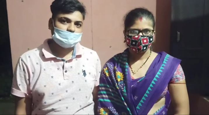 ଦୀର୍ଘ ଦୁଇ ବର୍ଷ ଧରି ଉଭୟ ଯୁବତୀଙ୍କ ମଧ୍ୟରେ ପ୍ରେମ ସମ୍ପର୍କ ଥିଲା । ତା’ ପରେ ଦୁହେଁ ଜାନୁଆରୀ ୨ ତାରିଖରେ ପ୍ରଥମେ ମନ୍ଦିରରେ ଓ ତା’ପରେ କୋର୍ଟରେ ବିବାହ କରିଛନ୍ତି । ଦୀର୍ଘ ଦୁଇ ବର୍ଷ ଧରି ଉଭୟ ଯୁବତୀଙ୍କ ମଧ୍ୟରେ ପ୍ରେମ ସମ୍ପର୍କ ଥିଲା । ତା’ ପରେ ଦୁହେଁ ଜାନୁଆରୀ ୨ ତାରିଖରେ ପ୍ରଥମେ ମନ୍ଦିରରେ ଓ ତା’ପରେ କୋର୍ଟରେ ବିବାହ କରିଛନ୍ତି ।