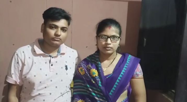 ଯାଜପୁର ଜିଲ୍ଲାର ଶୁଭଲକ୍ଷ୍ମୀ ପତି (୨୨ ବର୍ଷ) ଓ ଲଷ୍ମୀପ୍ରିୟା ମିଶ୍ର (୨୧ ବର୍ଷ) ପରସ୍ପରକୁ ଭଲ ପାଇ ବସିଲେ ଓ ବାହା ହେଲେ । ହେଲେ ଏବେ ଏହି ସମଲିଙ୍ଗୀ ସମ୍ପର୍କକୁ ପାରିବାରିକ ସ୍ୱୀକୃତି ମିଳୁ ନାହିଁ, ବରଂ ଉଭୟ ପରିବାର ତରଫରୁ ଧମକ ମିଳୁଛି ବୋଲି ଦୁହେଁ କହିଛନ୍ତି । ଯାଜପୁର ଜିଲ୍ଲାର ଶୁଭଲକ୍ଷ୍ମୀ ପତି (୨୨ ବର୍ଷ) ଓ ଲଷ୍ମୀପ୍ରିୟା ମିଶ୍ର (୨୧ ବର୍ଷ) ପରସ୍ପରକୁ ଭଲ ପାଇ ବସିଲେ ଓ ବାହା ହେଲେ । ହେଲେ ଏବେ ଏହି ସମଲିଙ୍ଗୀ ସମ୍ପର୍କକୁ ପାରିବାରିକ ସ୍ୱୀକୃତି ମିଳୁ ନାହିଁ, ବରଂ ଉଭୟ ପରିବାର ତରଫରୁ ଧମକ ମିଳୁଛି ବୋଲି ଦୁହେଁ କହିଛନ୍ତି ।