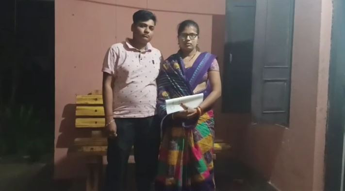 ଏହି ସମଲିଙ୍ଗୀ ବିବାହକୁ ନେଇ ଲକ୍ଷ୍ମୀପ୍ରିୟାଙ୍କ ବାପା ବି କୋରେଇ ଥାନାରେ ଏକ ଲିଖିତ ଅଭିଯୋଗ କରିଛନ୍ତି । ଏହି ଅଭିଯୋଗ ମୁତାବକ ଦୁଇ ସମଲିଙ୍ଗୀ ପରପ୍ପରକୁ ବିବାହ କରି ଦାନଗଦି ଅଞ୍ଚଳରେ ରହୁଥିଲେ । ଏବେ ସେମାନଙ୍କ ଜୀବନ ପ୍ରତି ବିପଦ ଥିବାରୁ ଦାନଗଦି ଫାଣ୍ଡିରେ ଅଭିଯୋଗ କରିଥିବା ସେ କହିଛନ୍ତି । ଏହି ସମଲିଙ୍ଗୀ ବିବାହକୁ ନେଇ ଲକ୍ଷ୍ମୀପ୍ରିୟାଙ୍କ ବାପା ବି କୋରେଇ ଥାନାରେ ଏକ ଲିଖିତ ଅଭିଯୋଗ କରିଛନ୍ତି । ଏହି ଅଭିଯୋଗ ମୁତାବକ ଦୁଇ ସମଲିଙ୍ଗୀ ପରପ୍ପରକୁ ବିବାହ କରି ଦାନଗଦି ଅଞ୍ଚଳରେ ରହୁଥିଲେ । ଏବେ ସେମାନଙ୍କ ଜୀବନ ପ୍ରତି ବିପଦ ଥିବାରୁ ଦାନଗଦି ଫାଣ୍ଡିରେ ଅଭିଯୋଗ କରିଥିବା ସେ କହିଛନ୍ତି ।