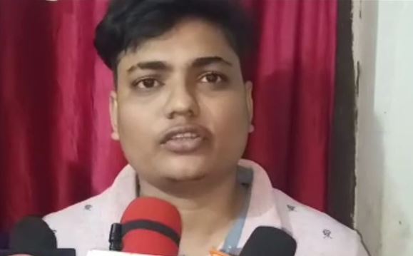 ‘‘ଆମେ ପରସ୍ପର ସହିତ ଖୁବ୍ ଖୁସିରେ ଅଛୁ । ସମଲିଙ୍ଗୀ ବିବାହକୁ ସୁପ୍ରିମ୍ କୋର୍ଟ ବି ମାନ୍ୟତା ଦେଇଛନ୍ତି । ତେଣୁ କେଉଁଠି କିଛି ଅସୁବିଧା ନାହିଁ । ହେଲେ ଆମ ପରିବାର ଲୋକେ ଏ ପର୍ଯ୍ୟନ୍ତ ବୁଝୁନାହାନ୍ତି ଓ ଆମକୁ ହଇରାଣ କରୁଛନ୍ତି,’’କହିଛନ୍ତି ସ୍ୱାମୀ ଭୂମିକାରେ ଥିବା ଲଷ୍ମୀପ୍ରିୟା ମିଶ୍ର । ‘‘ଆମେ ପରସ୍ପର ସହିତ ଖୁବ୍ ଖୁସିରେ ଅଛୁ । ସମଲିଙ୍ଗୀ ବିବାହକୁ ସୁପ୍ରିମ୍ କୋର୍ଟ ବି ମାନ୍ୟତା ଦେଇଛନ୍ତି । ତେଣୁ କେଉଁଠି କିଛି ଅସୁବିଧା ନାହିଁ । ହେଲେ ଆମ ପରିବାର ଲୋକେ ଏ ପର୍ଯ୍ୟନ୍ତ ବୁଝୁନାହାନ୍ତି ଓ ଆମକୁ ହଇରାଣ କରୁଛନ୍ତି,’’କହିଛନ୍ତି ସ୍ୱାମୀ ଭୂମିକାରେ ଥିବା ଲଷ୍ମୀପ୍ରିୟା ମିଶ୍ର ।