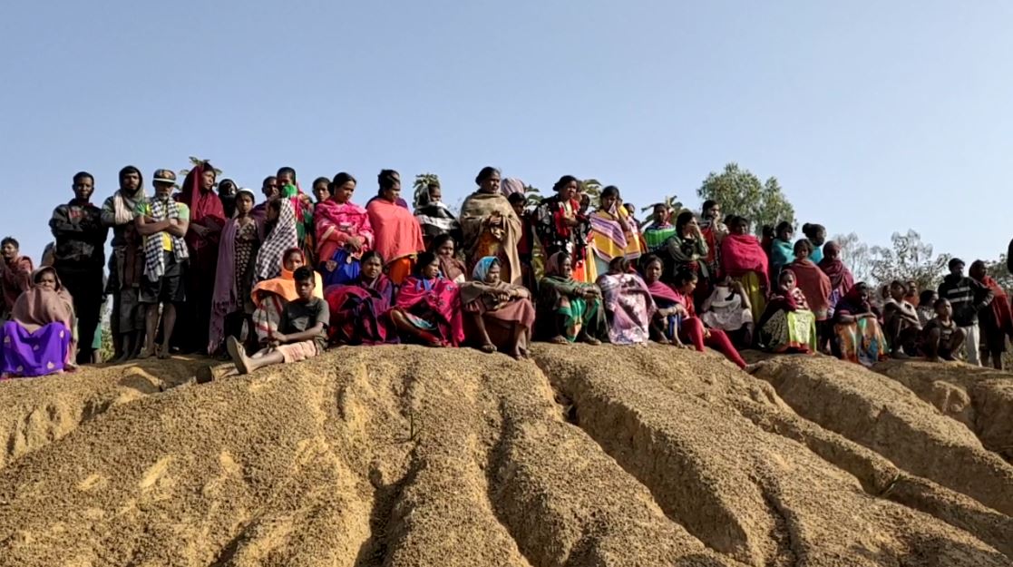  ପୋଖରୀରୁ ମୃତ ଦେହର ବିଭିନ୍ନ ଅଙ୍ଗ ଉଦ୍ଧାର ହେବା ବେଳେ ସେଠାରେ ଲୋକଙ୍କ ଭିଡ଼ ଦେଖିବାକୁ ମିଳିଥିଲା ।