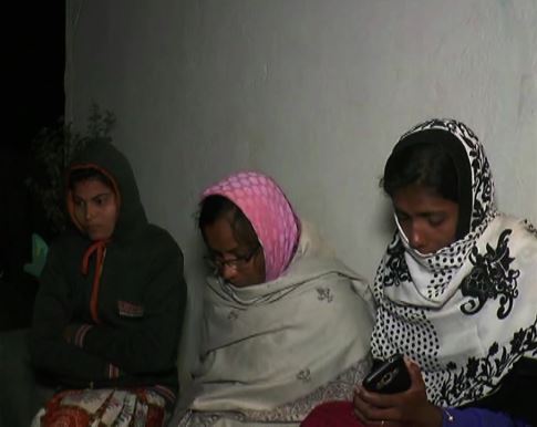  ହତ୍ୟାକାଣ୍ଡରେ ସଂପୃକ୍ତି ଅଭିଯୋଗରେ ଭବାନୀପୁର ଗାଁର ଭଜା ଓରାମ ଓ ତାଙ୍କ ଶାଶୂ ମାଧବୀଲତାଙ୍କ ସମେତ ପାଞ୍ଚ ଜଣଙ୍କୁ ଅଟକ ରଖି ଜେରା କରୁଛି ପୋଲିସ । ଅଭିଯୋଗ ହୋଇଛି ଯେ ମାଧବୀଲତାଙ୍କ ସହ ରମେଶଙ୍କର ଅନୈତିକ ସମ୍ପର୍କ ଥିବା ଯୋଗୁଁ ଏହି ଜଘନ୍ୟ ହତ୍ୟା ହୋଇଥିବା ପ୍ରାଥମିକ ତଦନ୍ତରୁ ଜଣାପଡ଼ିଛି । ରମେଶଙ୍କୁ ବାଟରୁ ସଫା କରିବା ପାଇଁ ଭଜା ଓରାମ ନିଜ ଶାଶୂଙ୍କ ସହ ମିଶି ଏହି ମର୍ଡ଼ର ପ୍ଲାନ୍ କରିଥିବା ସନ୍ଦେହ କରାଯାଉଛି ।