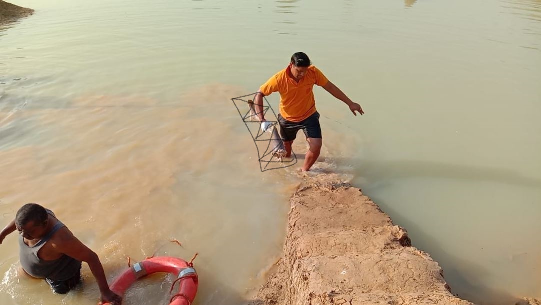  କିରେଇ ଗ୍ରାମ ପଞ୍ଚାୟତର ଗ୍ରାମ ସାଥି ରମେଶ ସିଂଙ୍କ କଟା ହାତ ମିଳିବାର ପ୍ରାୟ ଚାରି ଘଣ୍ଟା ପରେ ମିଳିଥିଲା ତାଙ୍କ ଖଣ୍ଡବିଖଣ୍ଡିତ ମୃତ ଦେହ । ସ୍ଵତନ୍ତ୍ର ଟିମ ବିଭିନ୍ନ ସ୍ଥାନରେ ଖୋଜାଖୋଜି କରିବା ପରେ ପାଇଥିଲା ଶରୀରର ବିଭିନ୍ନ ଅଙ୍ଗ ।(ଫଟୋରେ ପୋଖରୀରୁ କଟା ଗୋଡ଼ ଉଦ୍ଧାର ହେଉଛି ।)