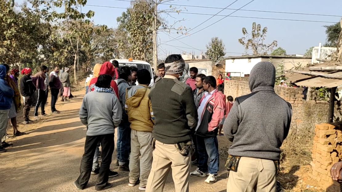  ପୋଖରୀରୁ ମୃତ ଦେହର ବିଭିନ୍ନ ଅଙ୍ଗ ଉଦ୍ଧାର ହେବା ବେଳେ ସେଠାରେ ଲୋକଙ୍କ ଭିଡ଼ ଦେଖିବାକୁ ମିଳିଥିଲା ।