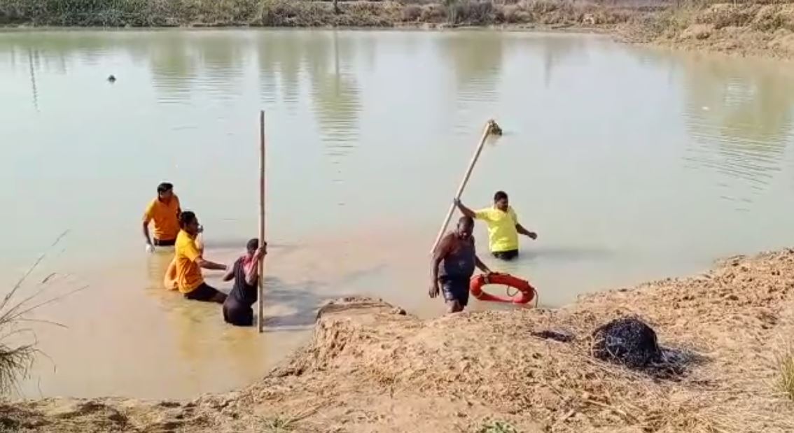  ଭବାନୀପୁର ନିକଟସ୍ଥ ଏକ ପୋଖରି ଭିତରୁ ମୃତ ଦେହ ଠାବ କରାଯାଇଛି । ମୃତ ରମେଶଙ୍କ ଦୁଇ ହାତ ଓ ଗୋଡ଼ ଶରୀରରୁ କାଟିଦିଆଯାଇଛି । ମୁଣ୍ଡକୁ ମଧ୍ୟ ଶରୀରରୁ କାଟି ଅଲଗା କରାଯାଇଛି ।